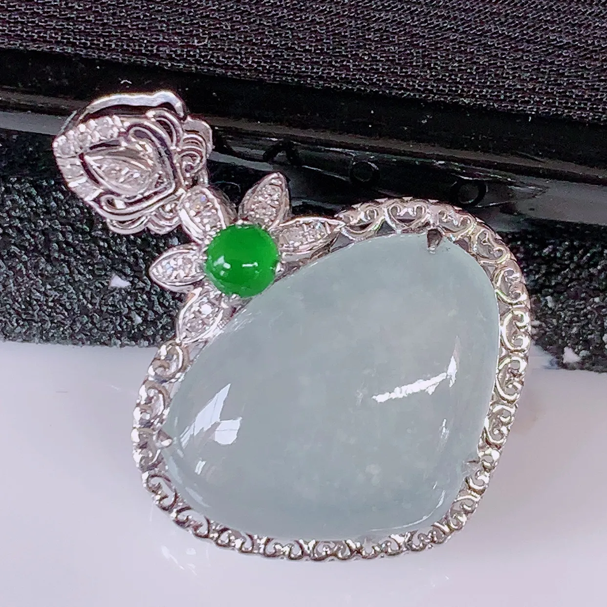 自然光实拍，18k金镶嵌冰透翡翠爱心吊坠，冰胶饱满，起荧光，造型精美别致，送礼或自留佳选！#00.9整体25.5*19*7.8裸石16*12