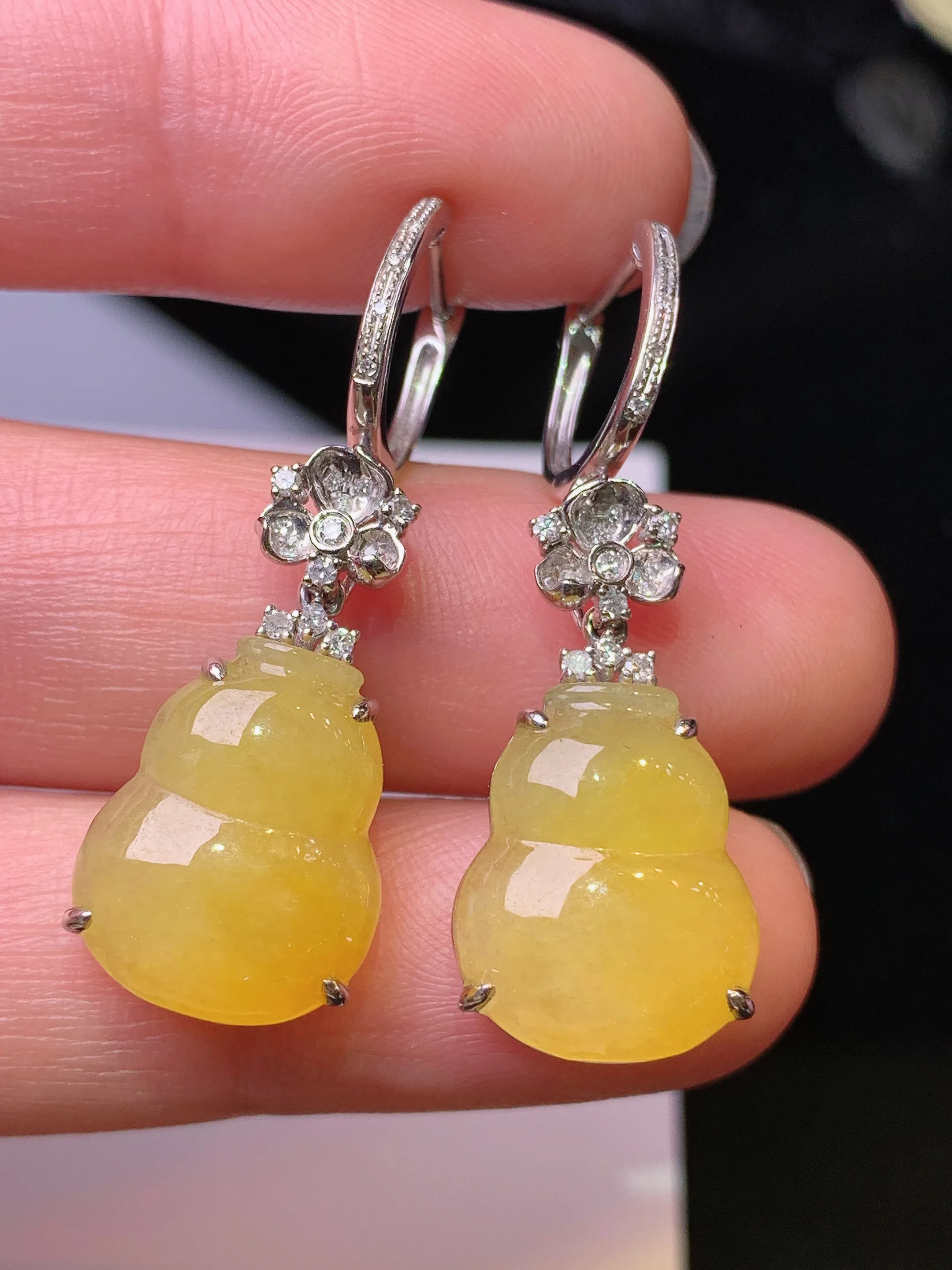 18k金钻镶嵌黄翡葫芦耳坠 玉质细腻 水润亮眼 色泽艳丽 整体尺寸35.5*12*6