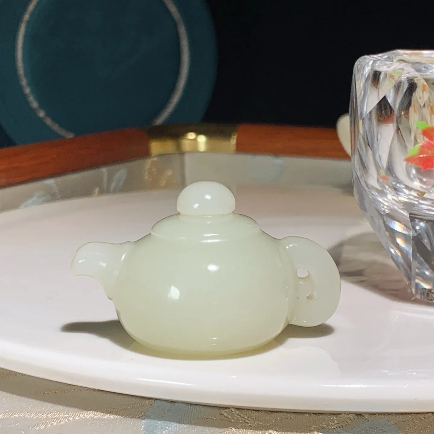 新疆和田玉白玉把把壶。尺寸50/33/29重48克。玉质细腻油润。手推出油。佩戴高端典雅。lt251