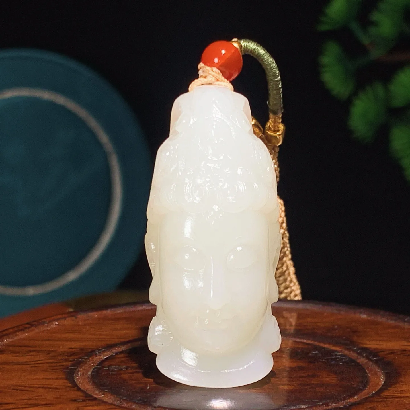 和田玉白玉观音头挂件。尺寸44/19/20重24克。玉质细腻油润。手推出油。佩戴高端典雅。lt251210