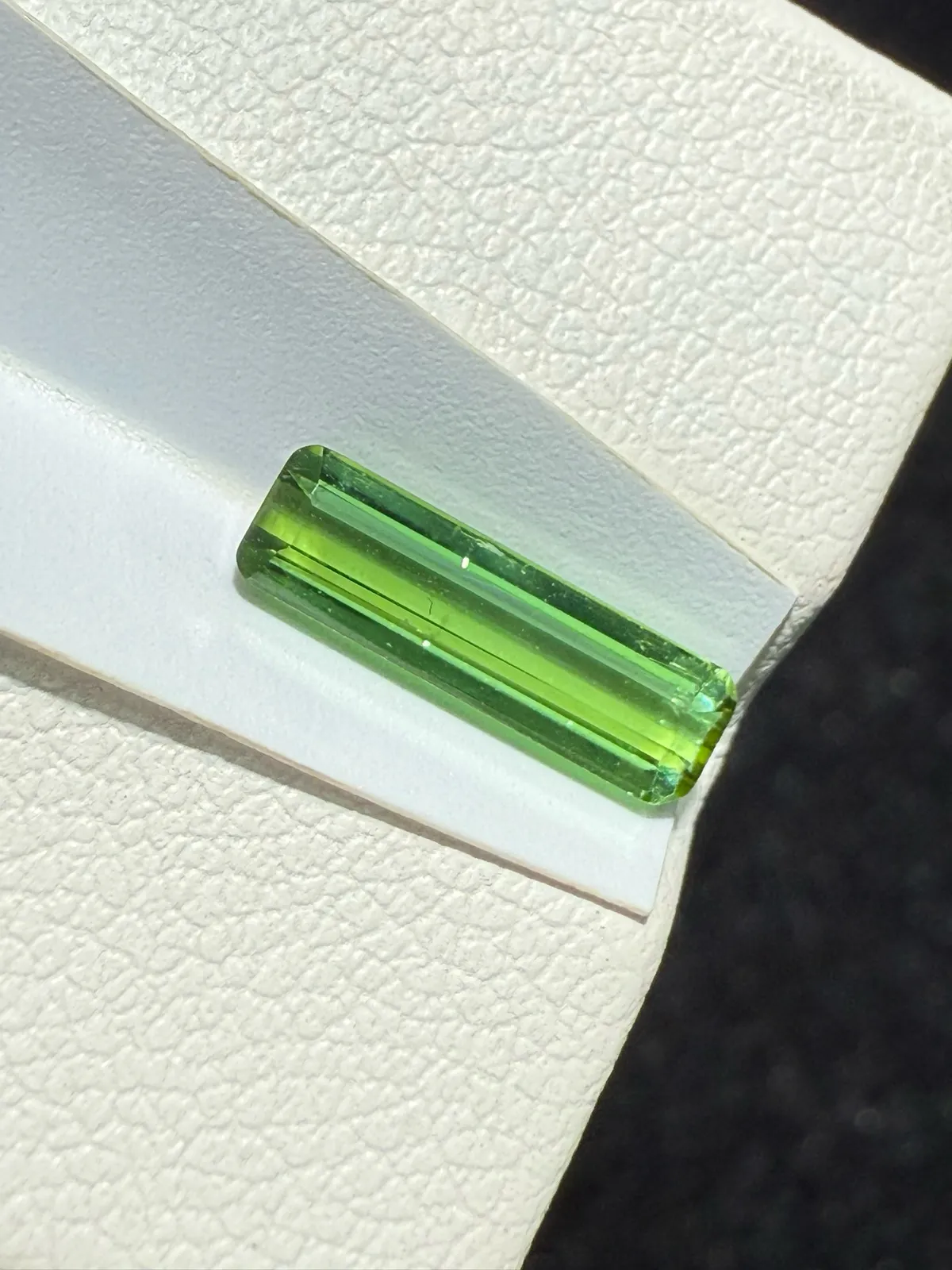 【高端珠宝】天然极美绿碧玺裸石
重量: 0.99ct  规格: 10.7*3.2*2.6毫米
精湛切工，满身火彩
台面大，实物更美，可以代镶嵌设计。