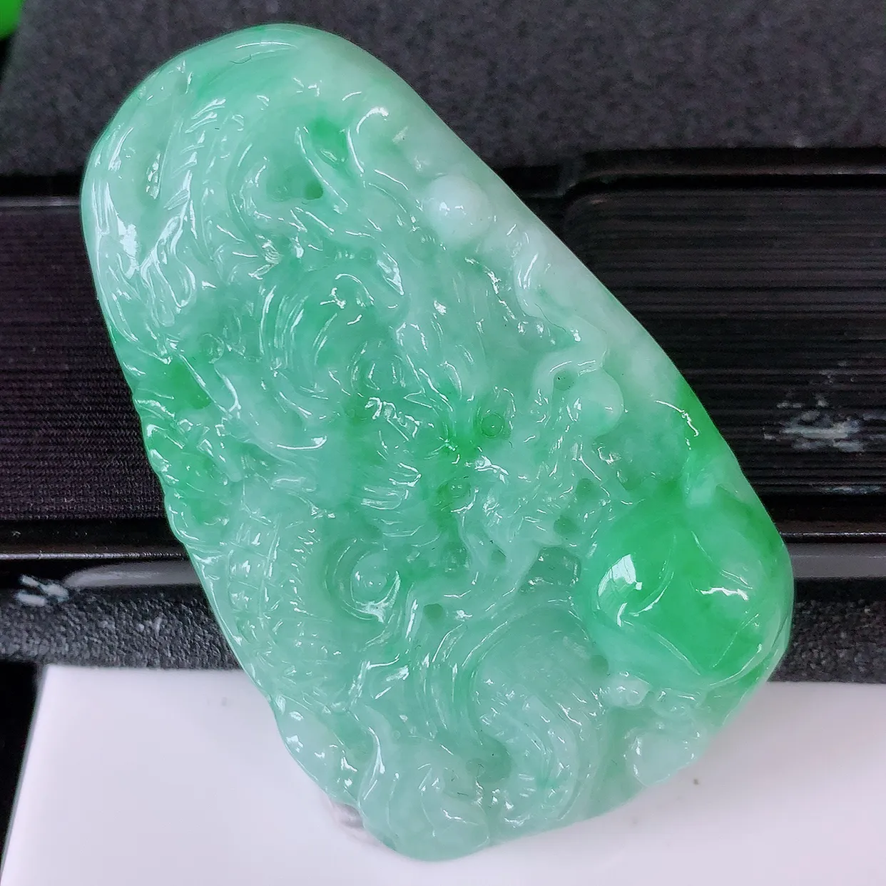 自然光实拍，精雕飘绿翡翠龙牌吊坠，龙行天下，雕工立体精湛，翡翠龙牌，种老水足，配戴霸气时尚，值得收藏!#05.9