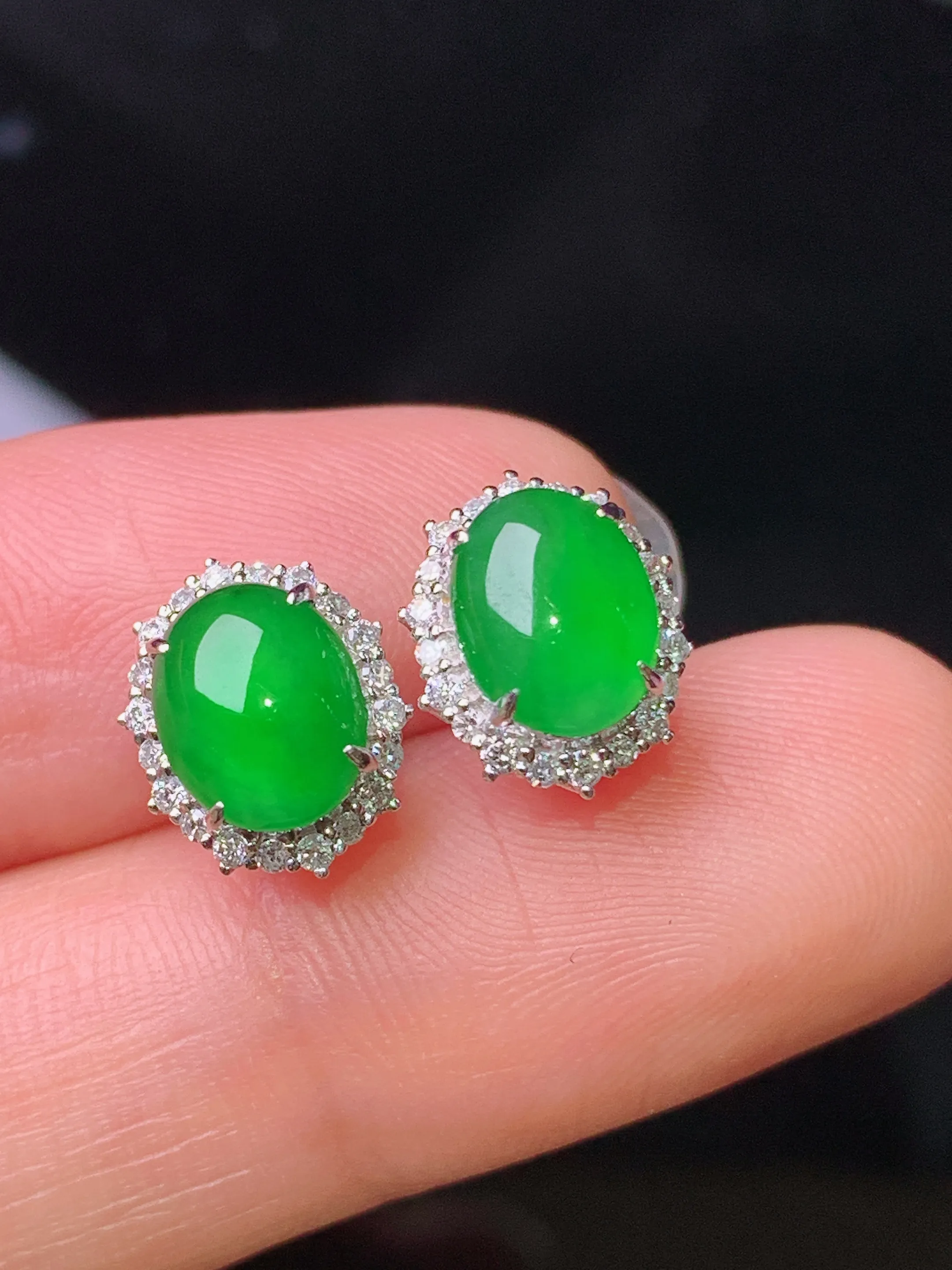 18k金钻镶嵌满绿蛋面耳钉 玉质细腻 水润亮眼 色泽艳丽 整体尺寸10.5*8.5*6.5