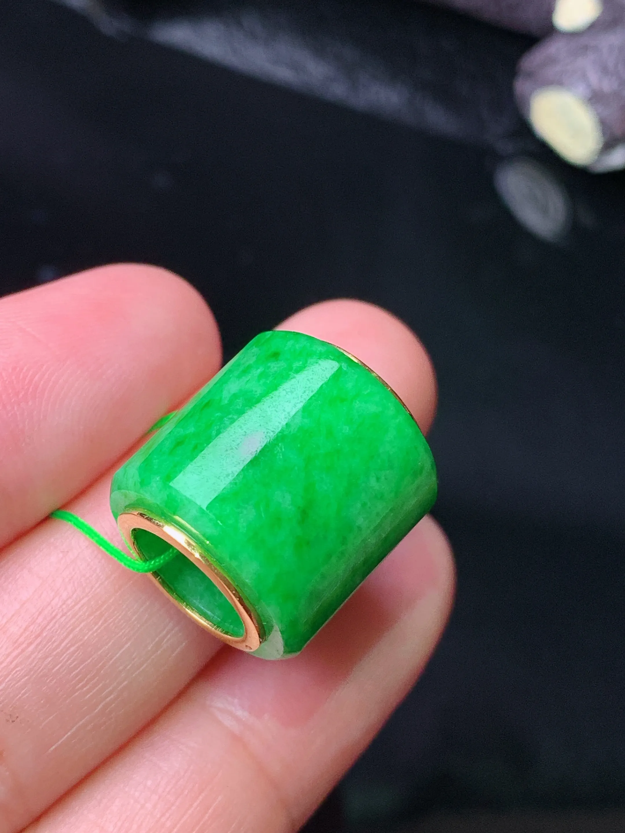 阳绿路路通吊坠，18k金镶嵌，冰润色阳，种老水足，Xu 尺寸16.2*15.5