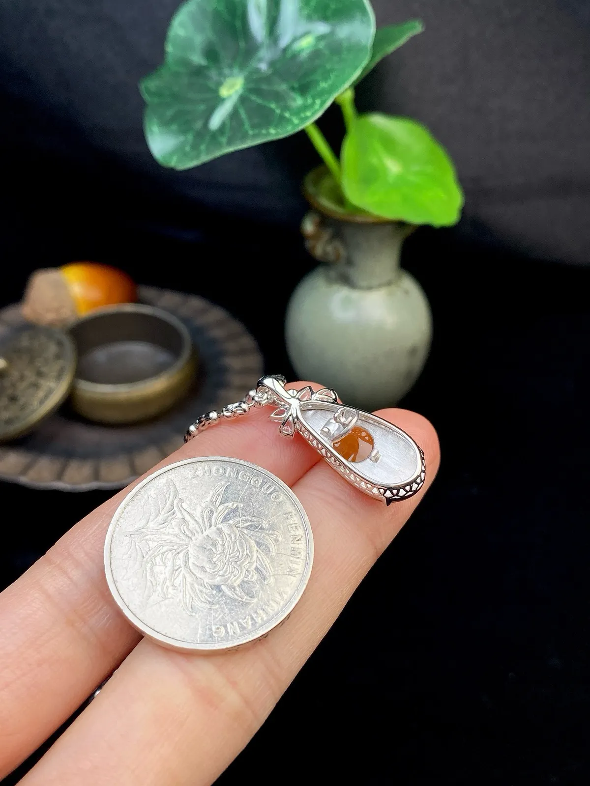 【冰种黄翡福豆吊坠】质地细腻，冰感十足，晶莹透亮，18K金钻镶嵌，裸石尺寸20.1*9.3*3.5毫米