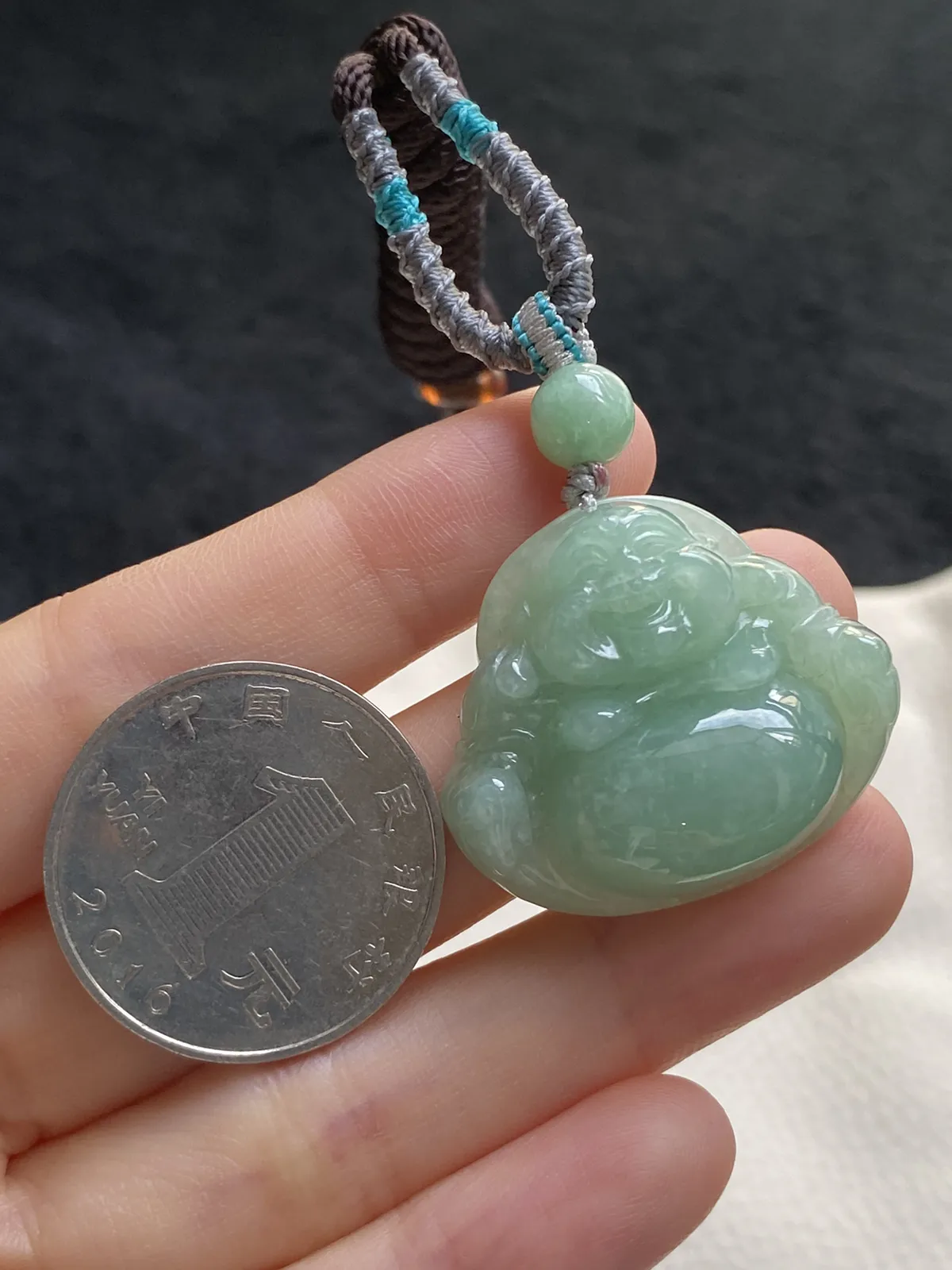 翡翠糯化种浅绿色吊坠，配珠未测