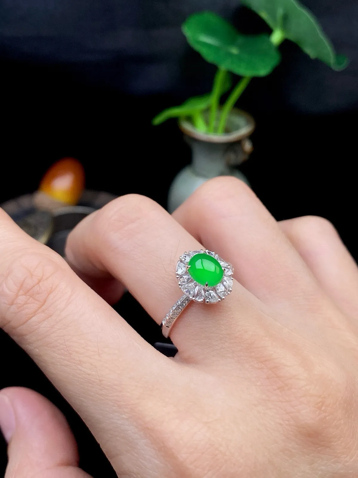 【冰种满绿蛋面戒指】种水色俱全，冰透闪亮，通透感饱满度很好，18k金钻镶嵌，裸石尺寸6.6*5.4*2.8毫米，圈口可改