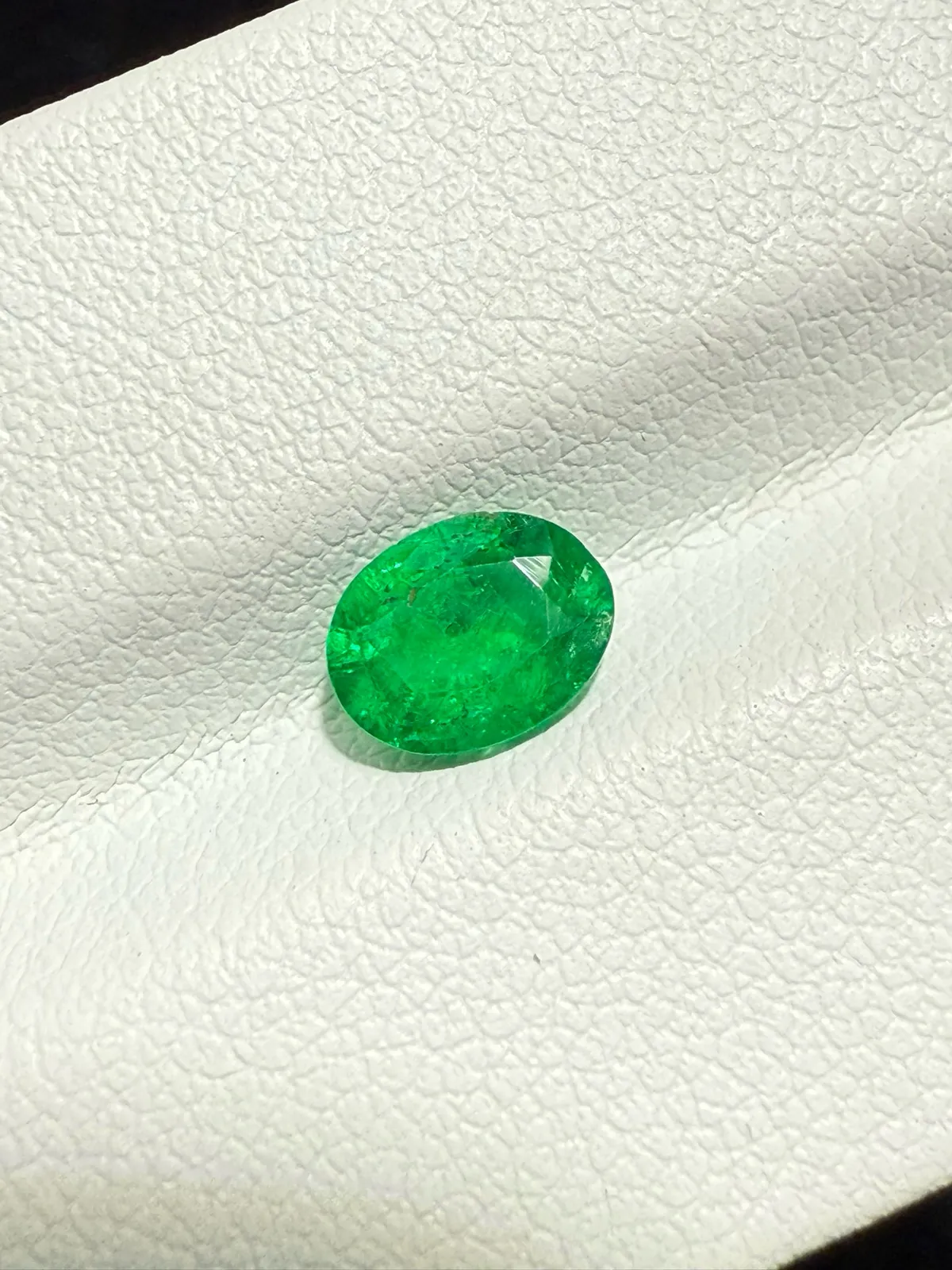 【高端珠宝】天然极美祖母绿裸石
重量: 0.73ct  规格: 6.6*5.1*3.3毫米
精湛切工，满身火彩
台面大，实物更美，可以代镶嵌设计。