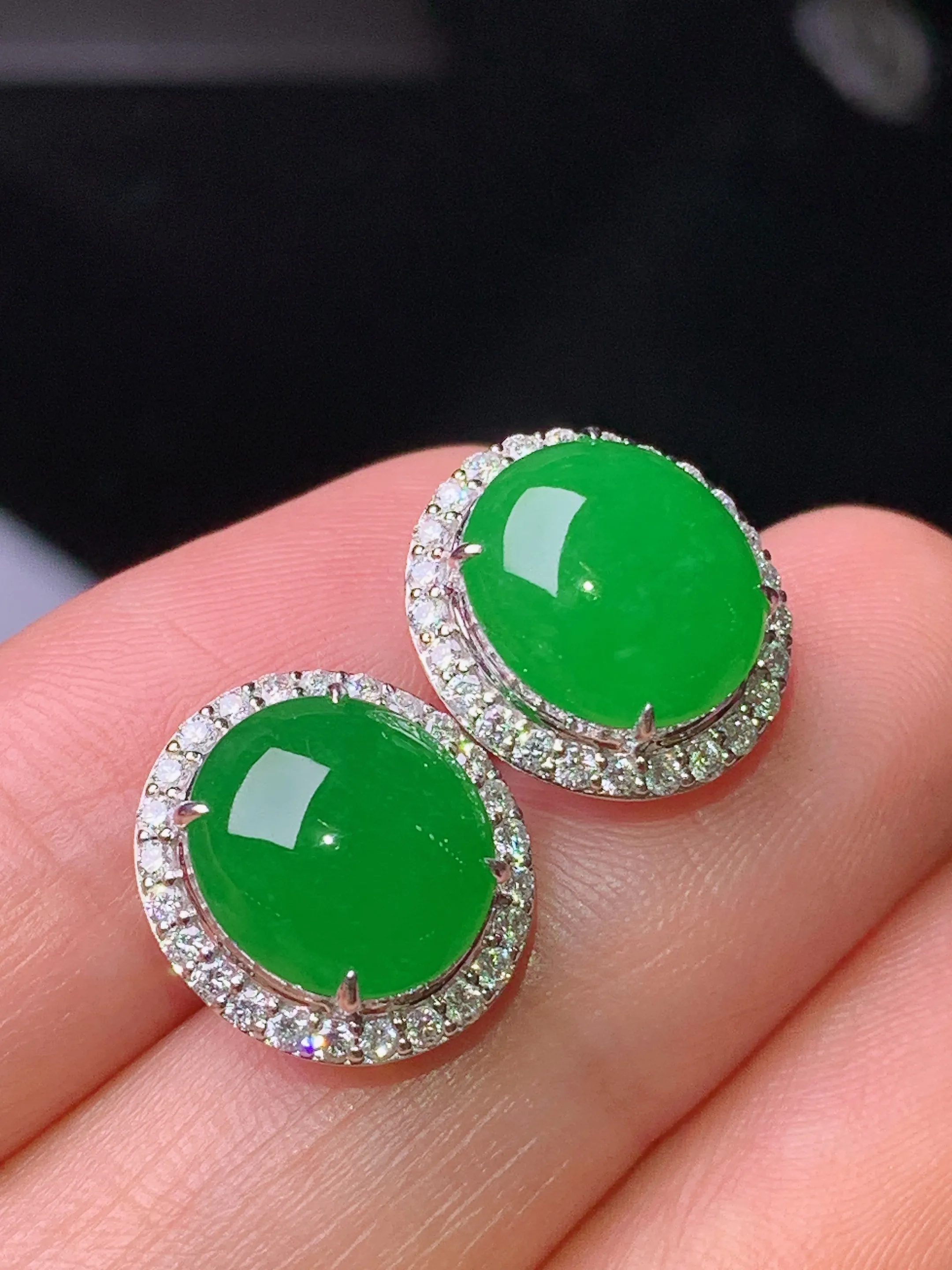 18k金钻镶嵌满绿蛋面耳钉 玉质细腻 水润亮眼 色泽艳丽 整体尺寸13.5*12.2*7.3