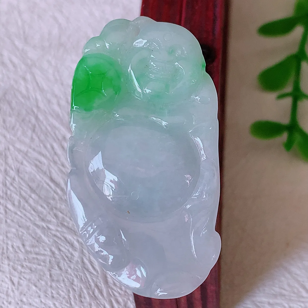 自然光实拍，冰胶飘绿翡翠逍遥布袋佛吊坠，代代有钱，水足丰盈，盈满欢喜，配戴送礼佳品！#02.7