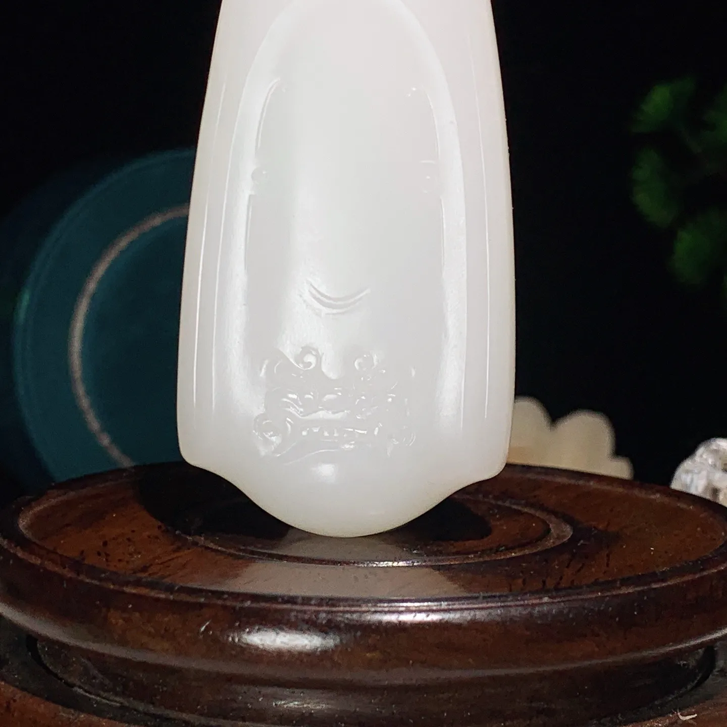 新疆和田玉羊脂白守护平安无事牌子挂件。尺寸74/38/13重70克。白度一级。玉质细腻油润。手推出油。佩戴高端典雅。lt251210