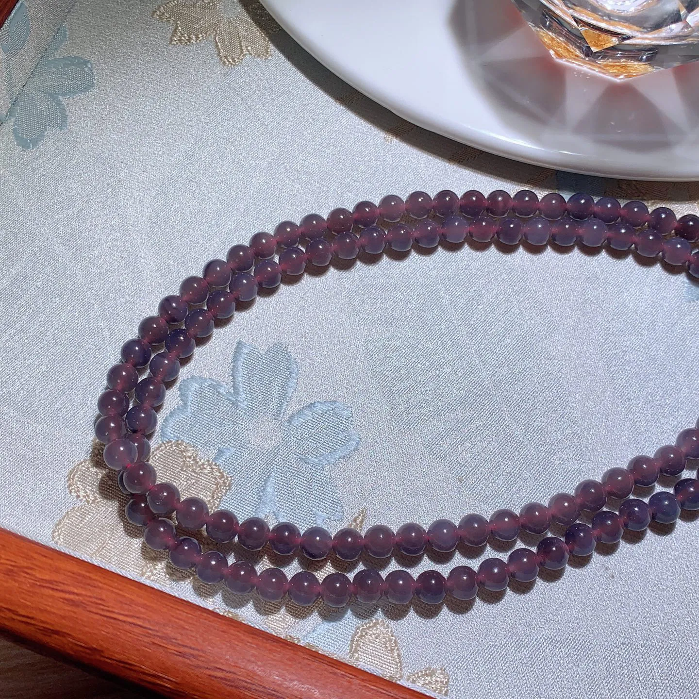 和田玉葡萄紫紫罗兰108佛珠项链。单颗尺寸6重33.5克。玉质细腻油润。手推出油。佩戴高端典雅。lt