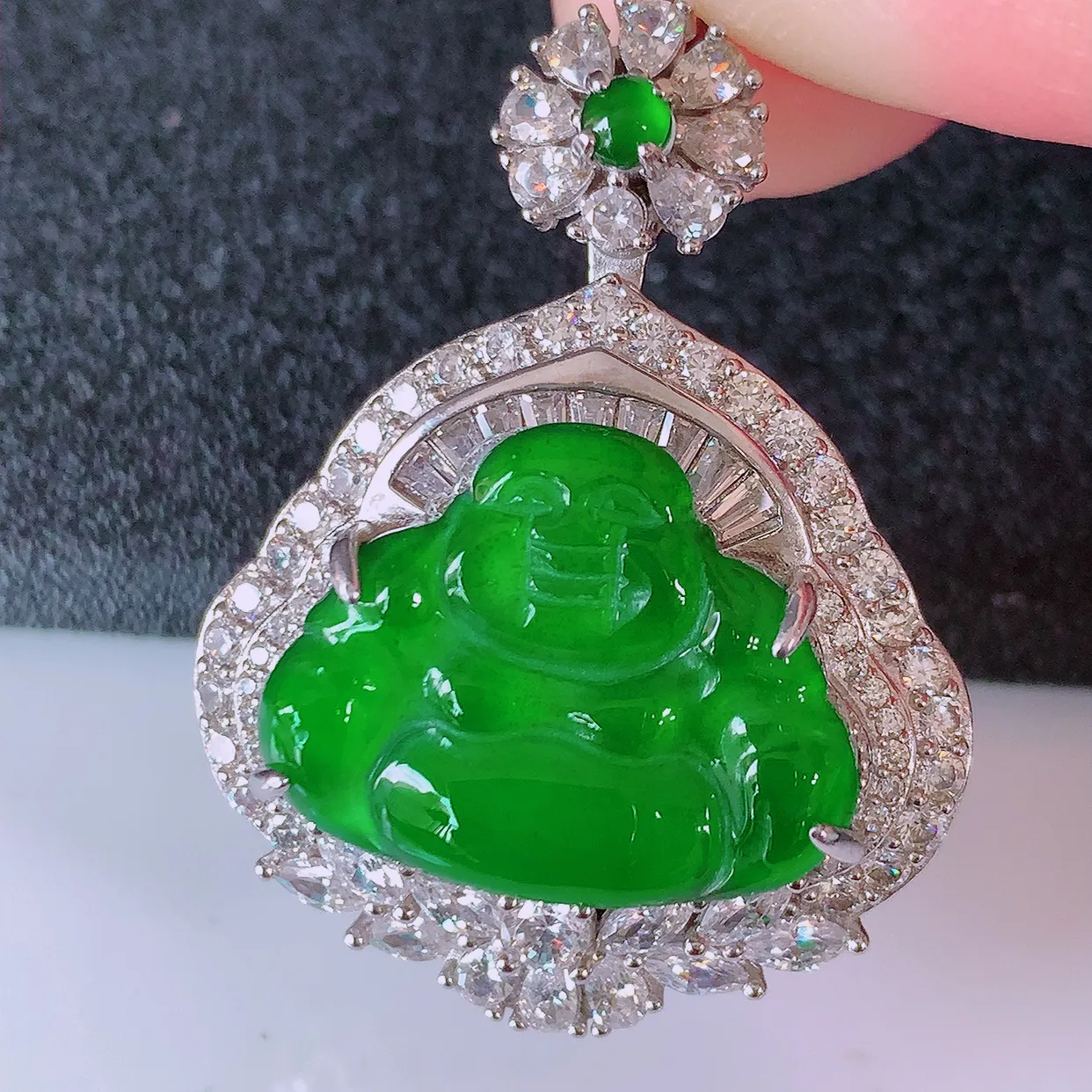 冰透满绿翡翠925银镶嵌佛公吊坠，自然光实拍，翠色灵动，颜色漂亮，种老水足，品相佳，佩戴佳品！#97.11整体34.5*26.5*12.5裸石19.5*15.5