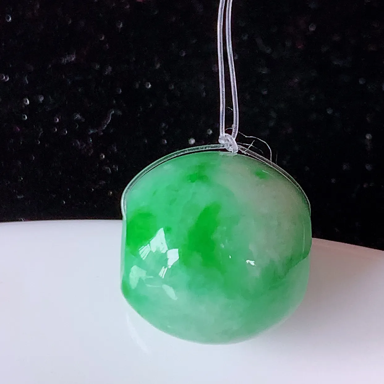 自然光实拍，冰润飘绿翡翠路路通吊坠，寓意时来运转、财源滚滚，款式新颖时尚，日常百搭的款！配图银链#4