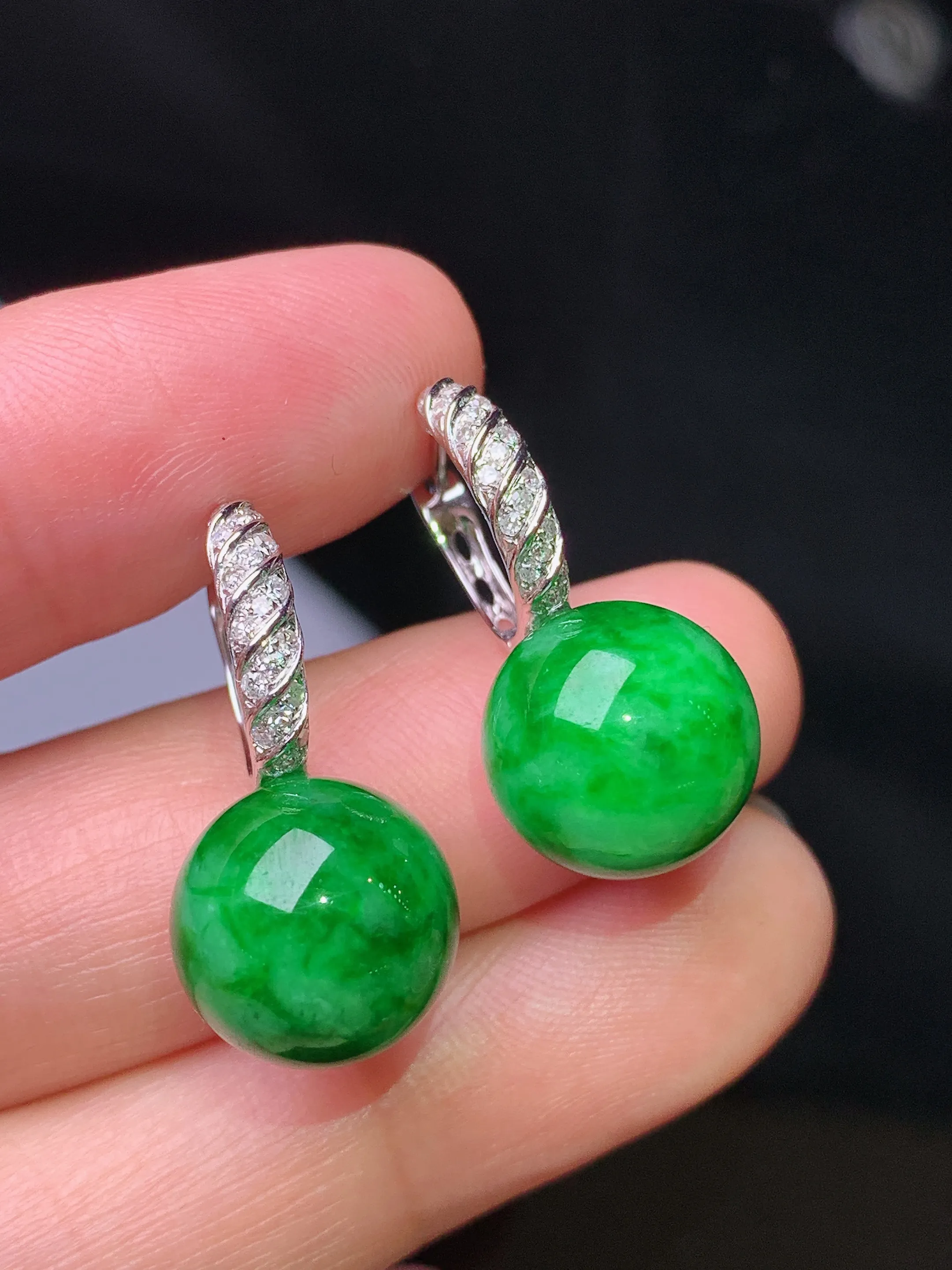 18k金钻镶嵌满绿圆珠吊坠 玉质细腻 水润亮眼 色泽艳丽 整体尺寸24*11.6