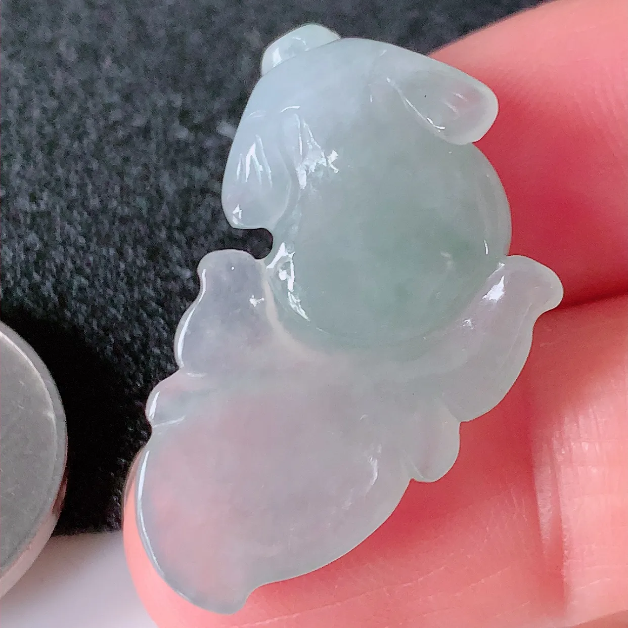 自然光实拍，冰种翡翠年年有余，自由自在玉吊坠，寓意财源广进，雕工婉约，栩栩如生，佩戴优雅迷人！#32.11