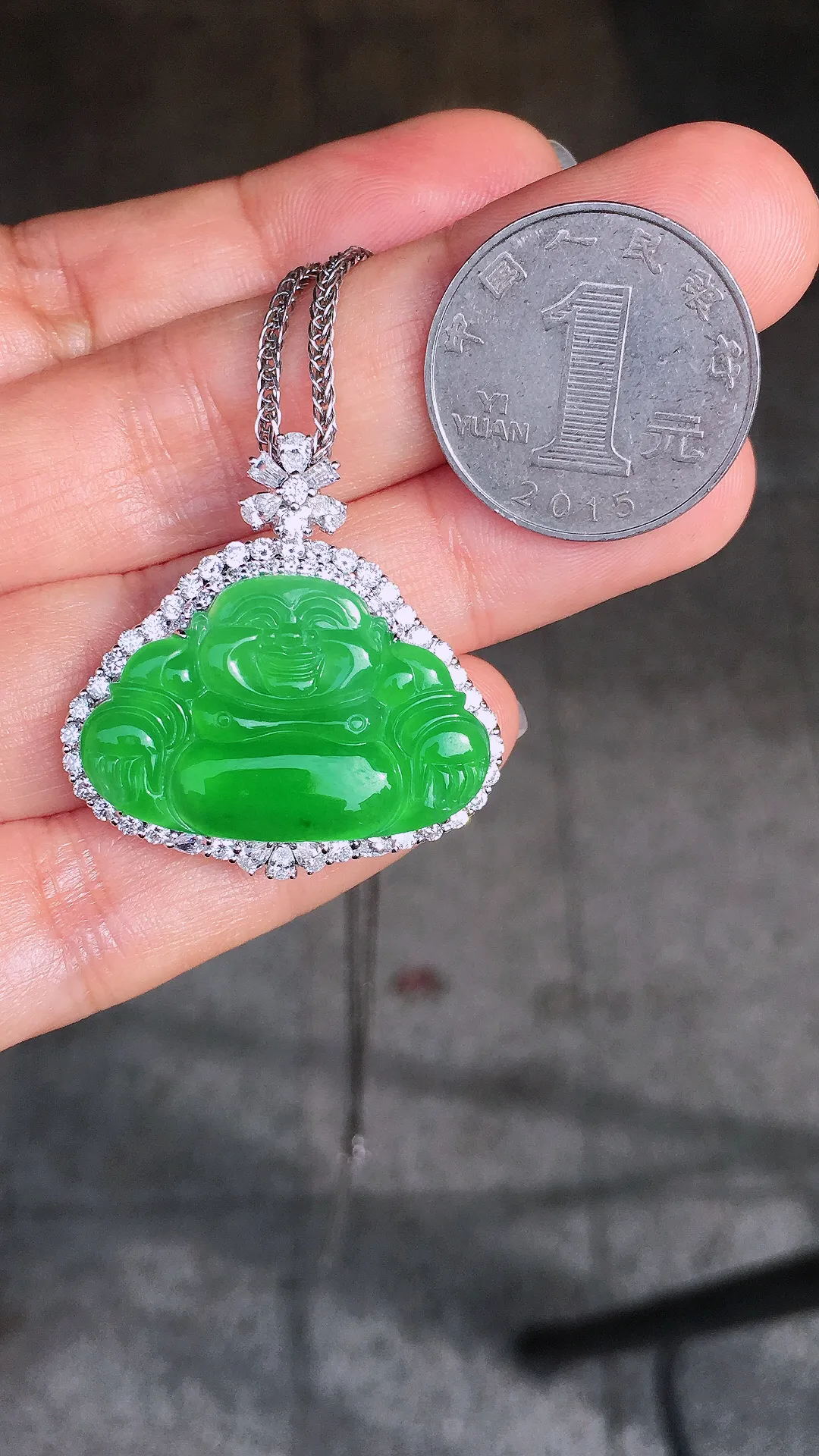 阳绿佛公吊坠，色泽均匀艳丽，玉质细腻，荧光感超
强，饱满圆润，尽显优雅气质，18k
金豪华镶嵌