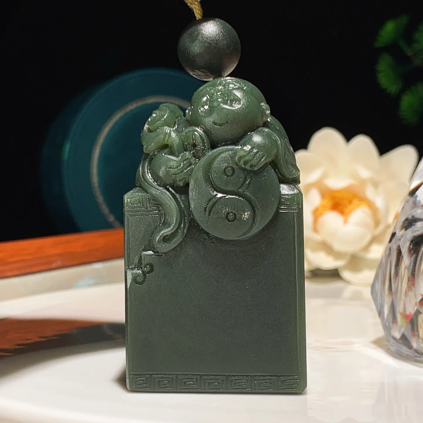 新疆和田玉塔青招财童子印章 尺寸60/36/35重178克。玉质细腻油润。手推出油。佩戴高端典雅。l