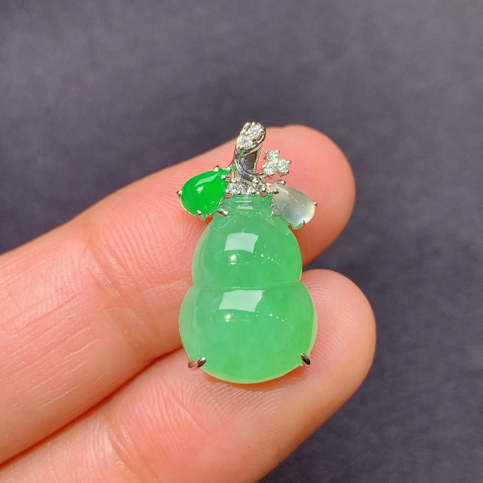晴绿葫芦吊坠，18k金镶嵌，冰润色阳，玉质细腻，种水足 尺寸20.6*10.9*6.3