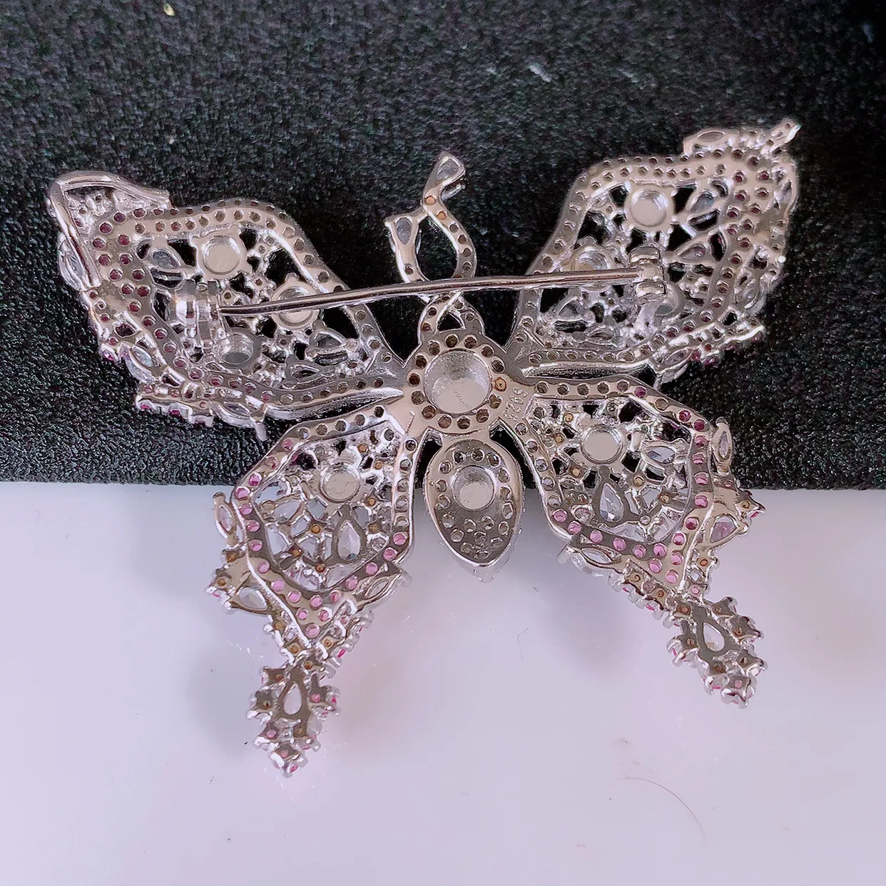 冰透满绿翡翠925银镶嵌蝴蝶胸针，自然光实拍，翠色灵动，颜色漂亮，种老水足，品相佳，佩戴佳品！#97.11整体50.5*40.5*7.5裸石3*3