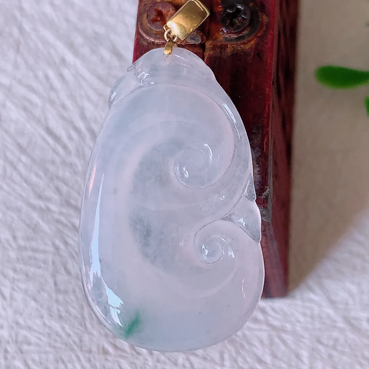 自然光实拍，18K金镶嵌冰种飘花翡翠如意吊坠，冰透，翠色灵动，饱满，万事如意，如意一生，配戴精美！#57.7