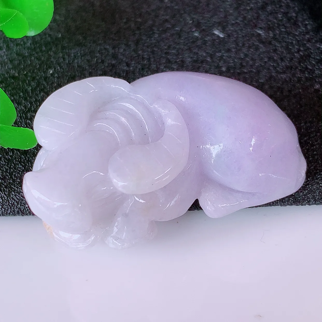 自然光实拍，冰润紫罗兰翡翠生肖牛气冲天吊坠，种老水足，雕工精湛 ，寓意美好，佩戴时尚出众！#41.11