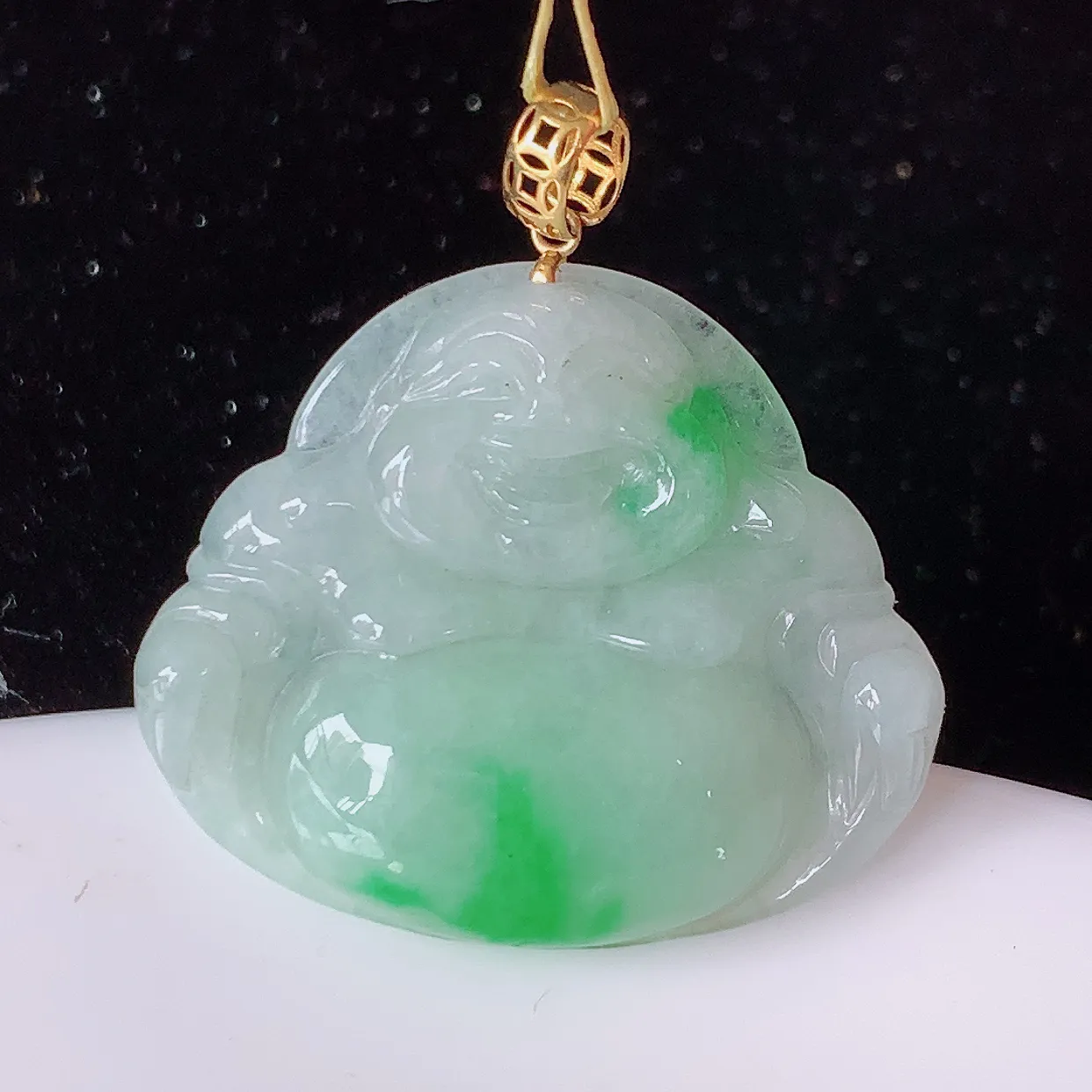 18K金镶嵌冰润飘绿翡翠佛公吊坠，种老水足，雕工精湛 ，寓意美好，佩戴时尚出众！#35.11