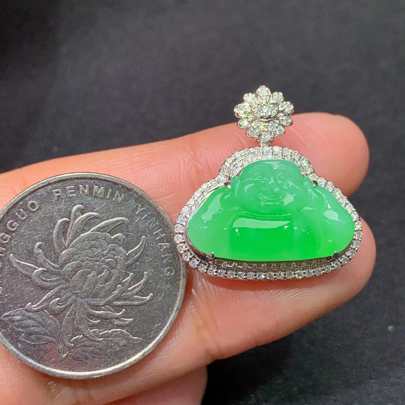甜绿舒佛吊坠，18k金镶嵌，冰润色阳，品相好，种水足，Kf 尺寸22.9*22*9