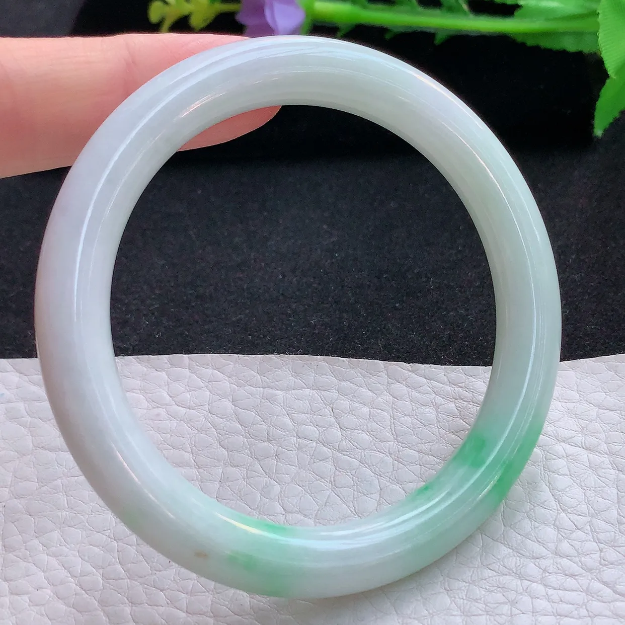 xx自然光56.5*8.5*9美人镯 翡翠a货玉手镯白底青圆条珠宝玉手环