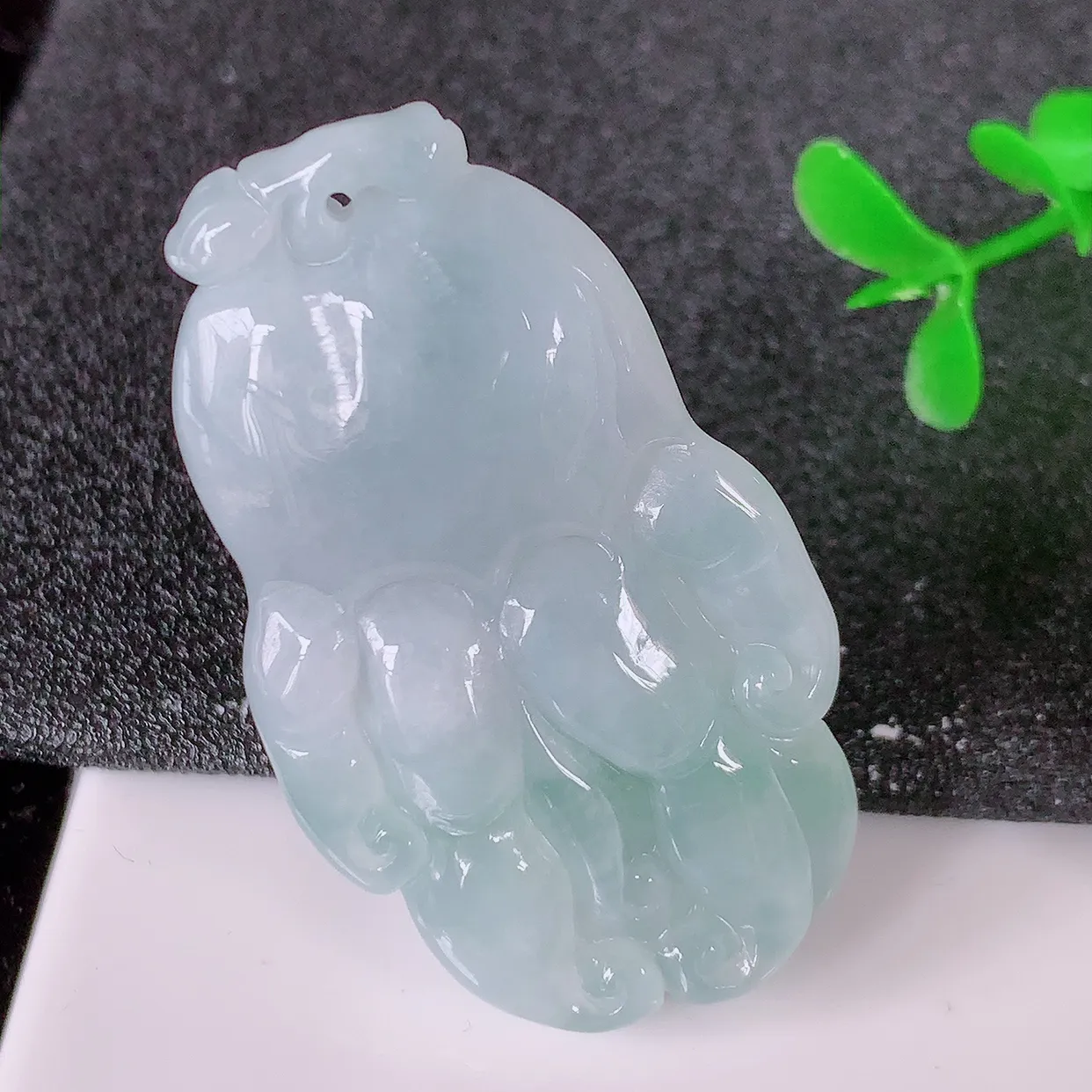 自然光实拍，冰胶飘花翡翠佛手瓜吊坠，翠色灵动，种老水足，寓意好，品相佳，佩戴佳品！#32.11