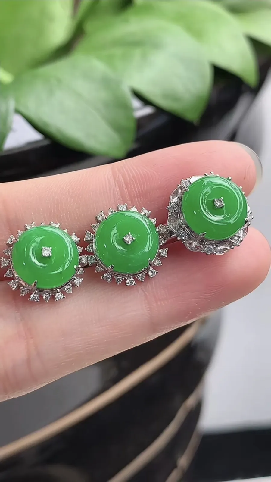 a货翡翠老坑种18K金伴钻镶嵌阳绿平安扣戒指耳钉两件套 圈口18裸石尺寸9.6耳钉9mm 重量7.18g 1206