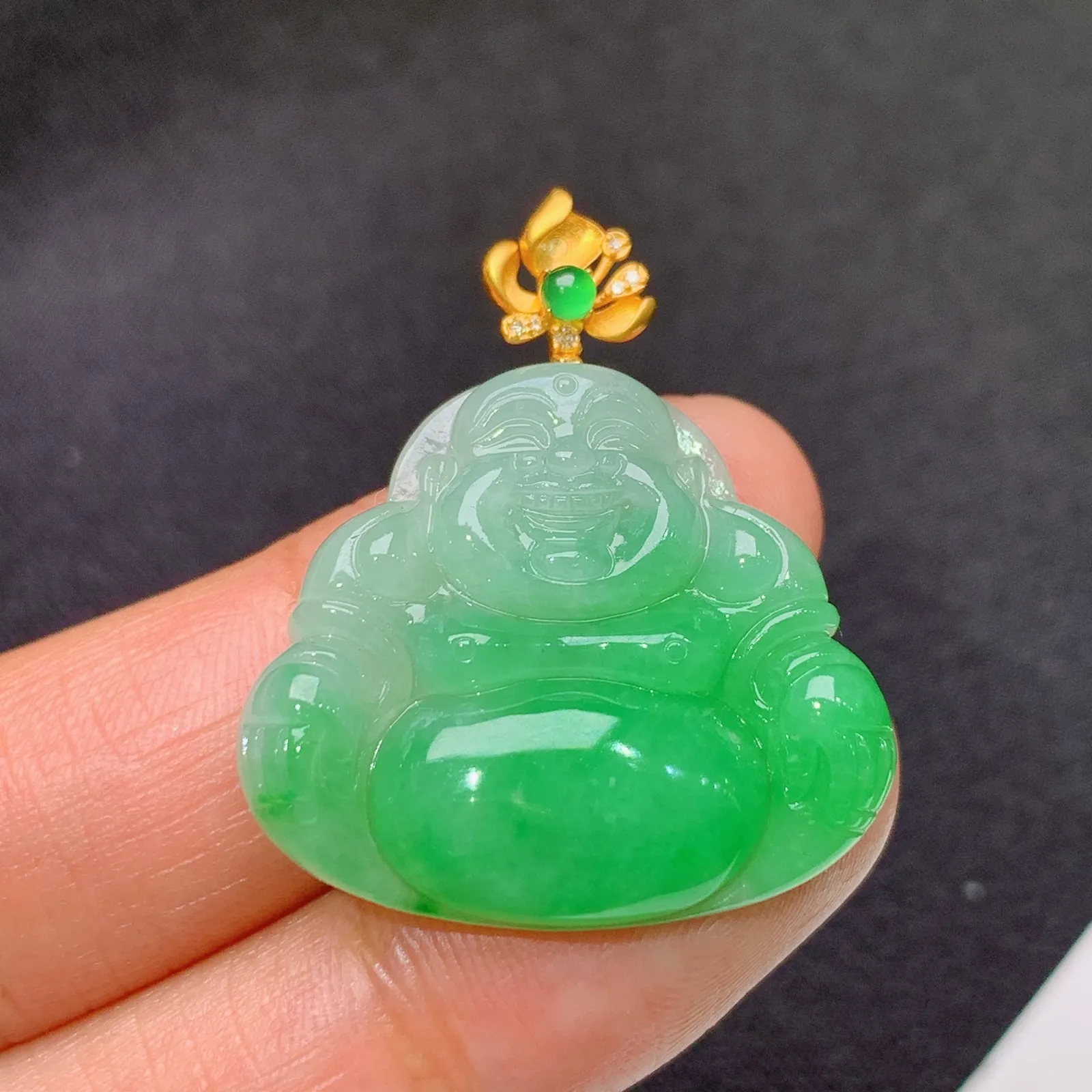 飘绿笑佛吊坠，18k金镶嵌，冰润色阳，品相好，种水足，001 尺寸30.9*26.4*5