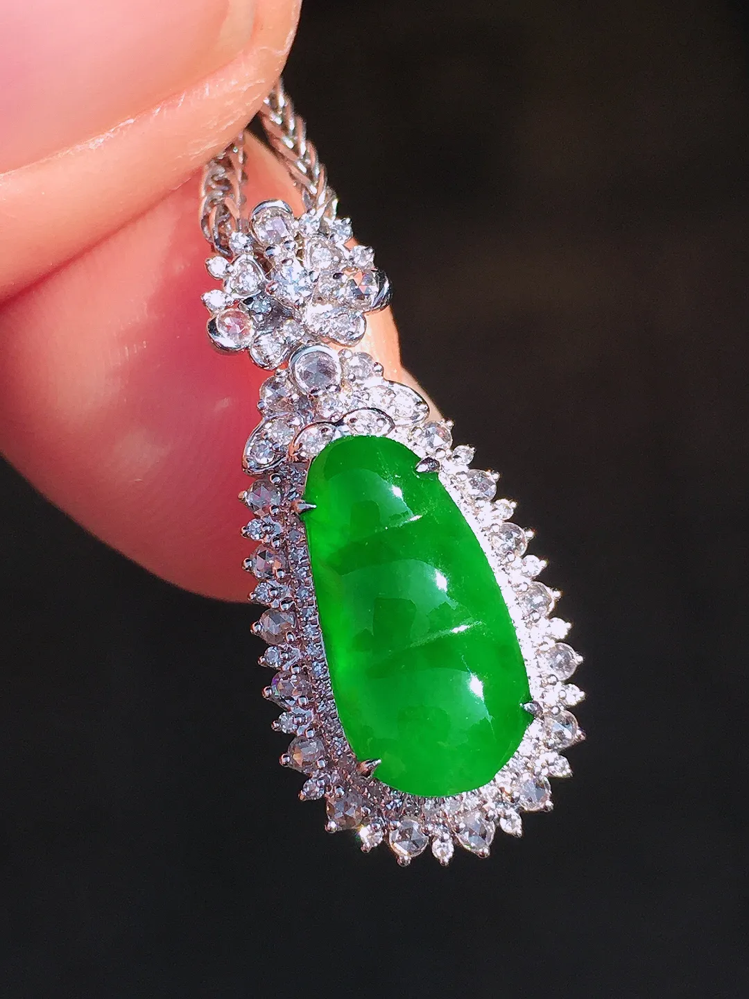 阳绿福豆吊坠，色泽均匀艳丽，玉质细腻，荧光感超
强，饱满圆润，尽显优雅气质，18k
金豪华镶嵌