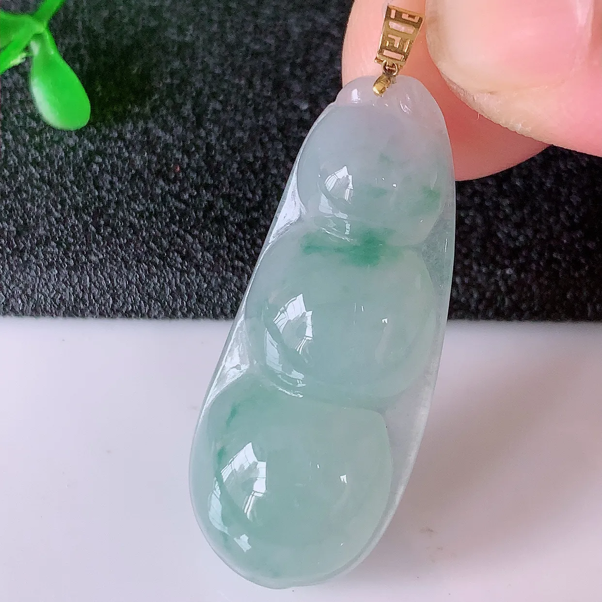 18K金镶嵌冰种飘花翡翠四季豆吊坠，平安豆福豆玉坠，冰润通透，豆粒饱满，寓意：豆蔻年华！#49.11
