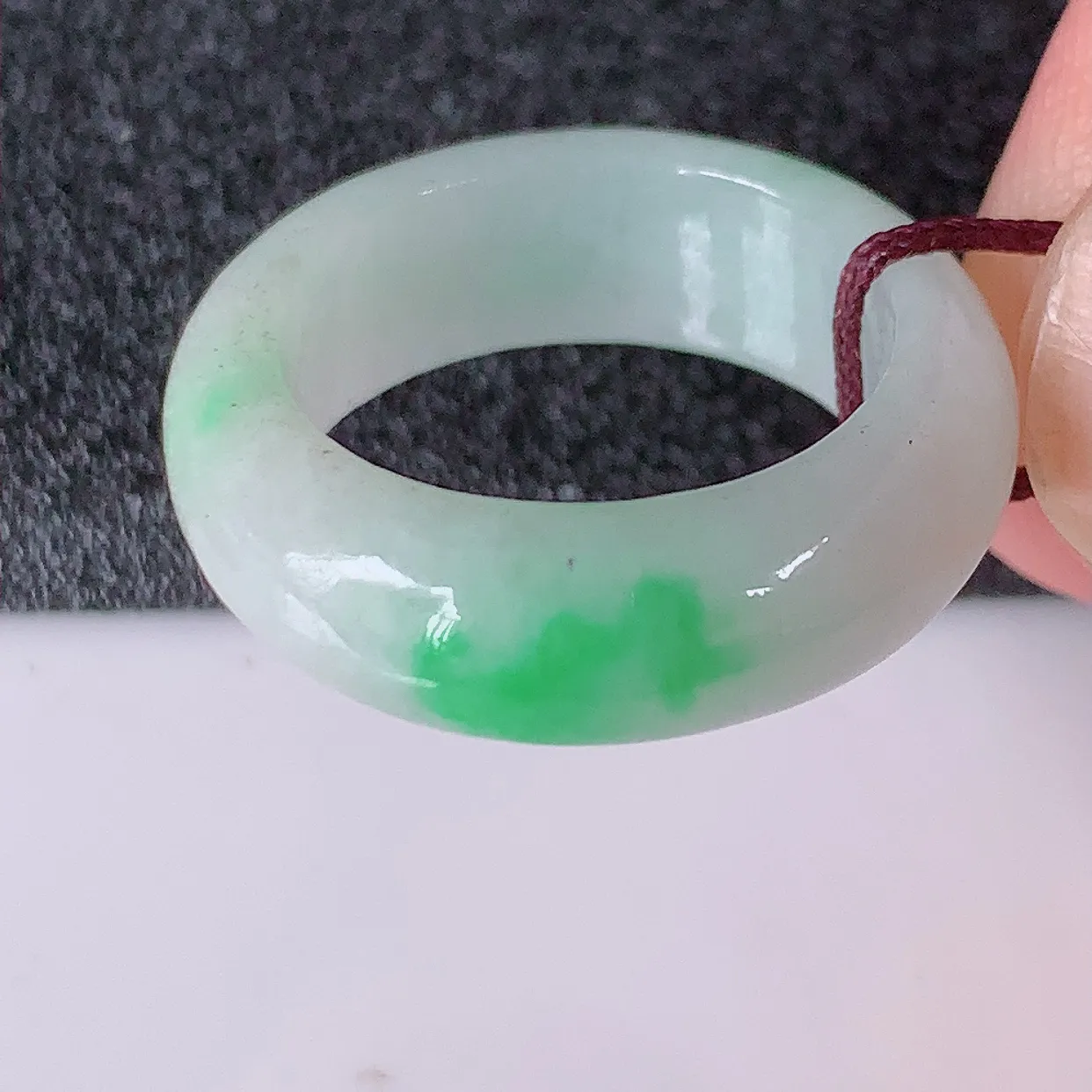 自然光实拍，16.2mm内径飘绿翡翠指环，玉戒指，玉质莹润，好精美好冰润的指环，12圈口，上手纤巧！#1.11尺寸16.2*6.6*3.6