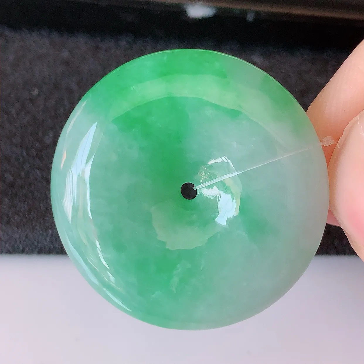 自然光实拍，冰润飘绿翡翠平安扣吊坠，玉扣，平安是福；很美的料子，平安扣佩戴优雅迷人！#49.7