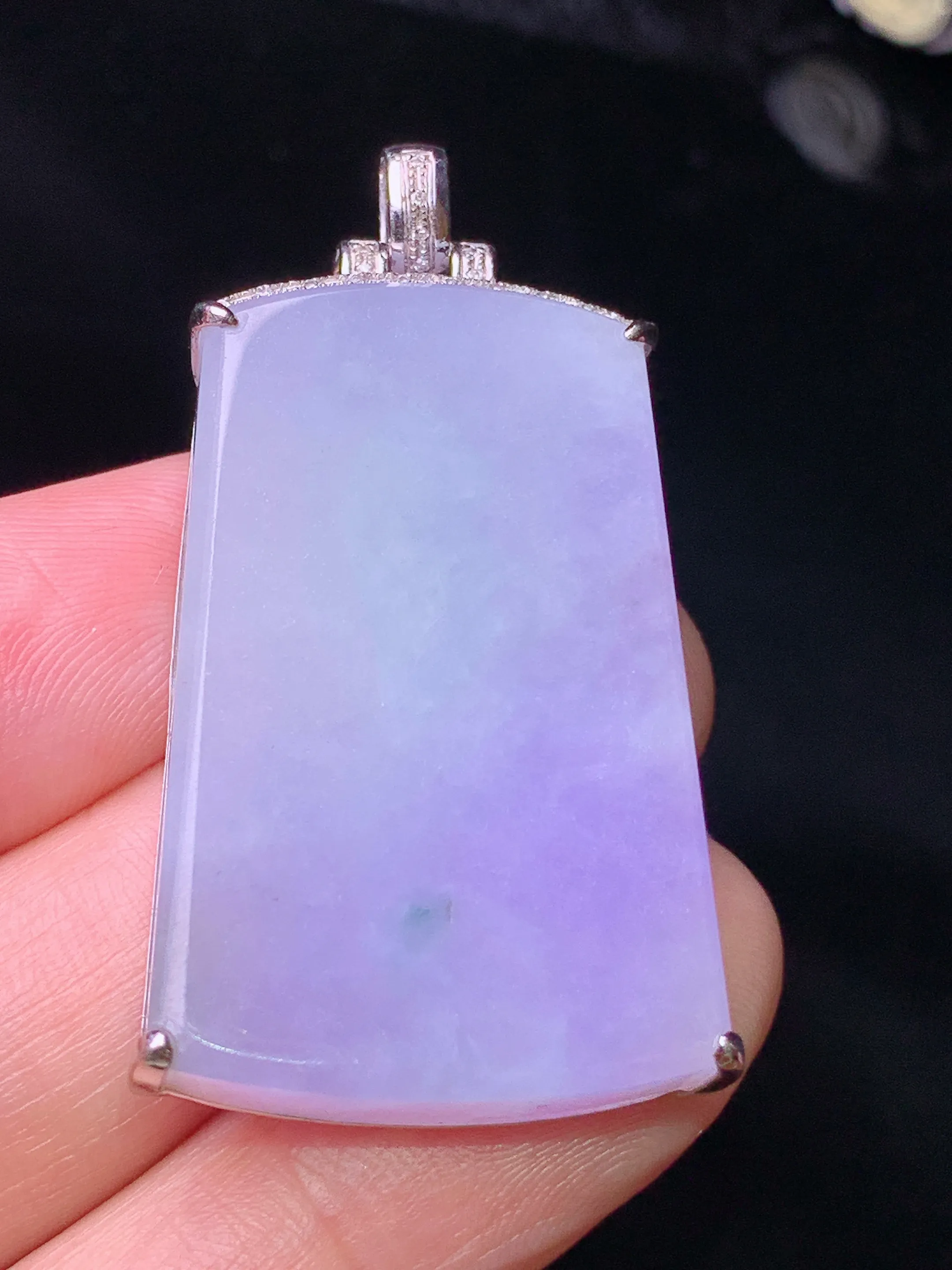 18k金钻镶嵌紫罗兰无事牌吊坠 玉质细腻 水润亮眼 色泽艳丽 整体尺寸42.8*22*7.5