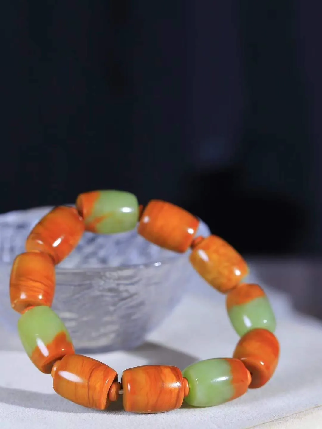 （路路通.手串）

新疆和田玉手串 玉质细糯出油，成色均匀，品相好…
做工圆滑饱满大气。如清风拂袖，不经意间已是大美重77.89克   尺寸取一16.5-14.2mm   FDL-781201131