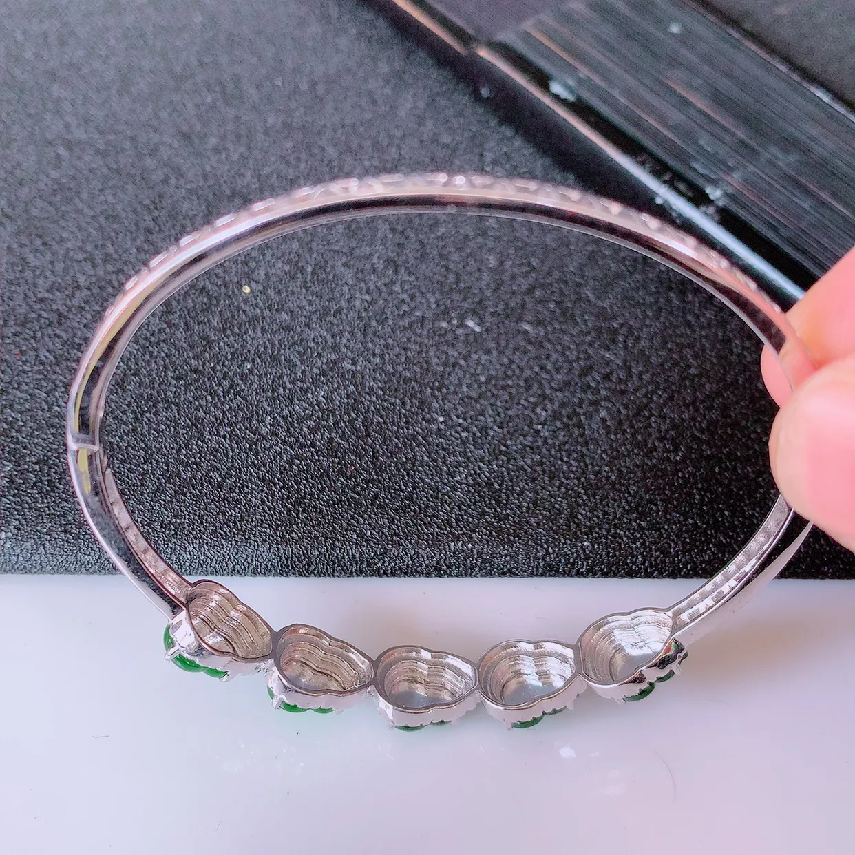 冰透满绿翡翠925银镶嵌手镯，自然光实拍，翠色灵动，颜色漂亮，种老水足，品相佳，佩戴佳品！#97.11整体56.5*51*8.2-5.8裸石8*6