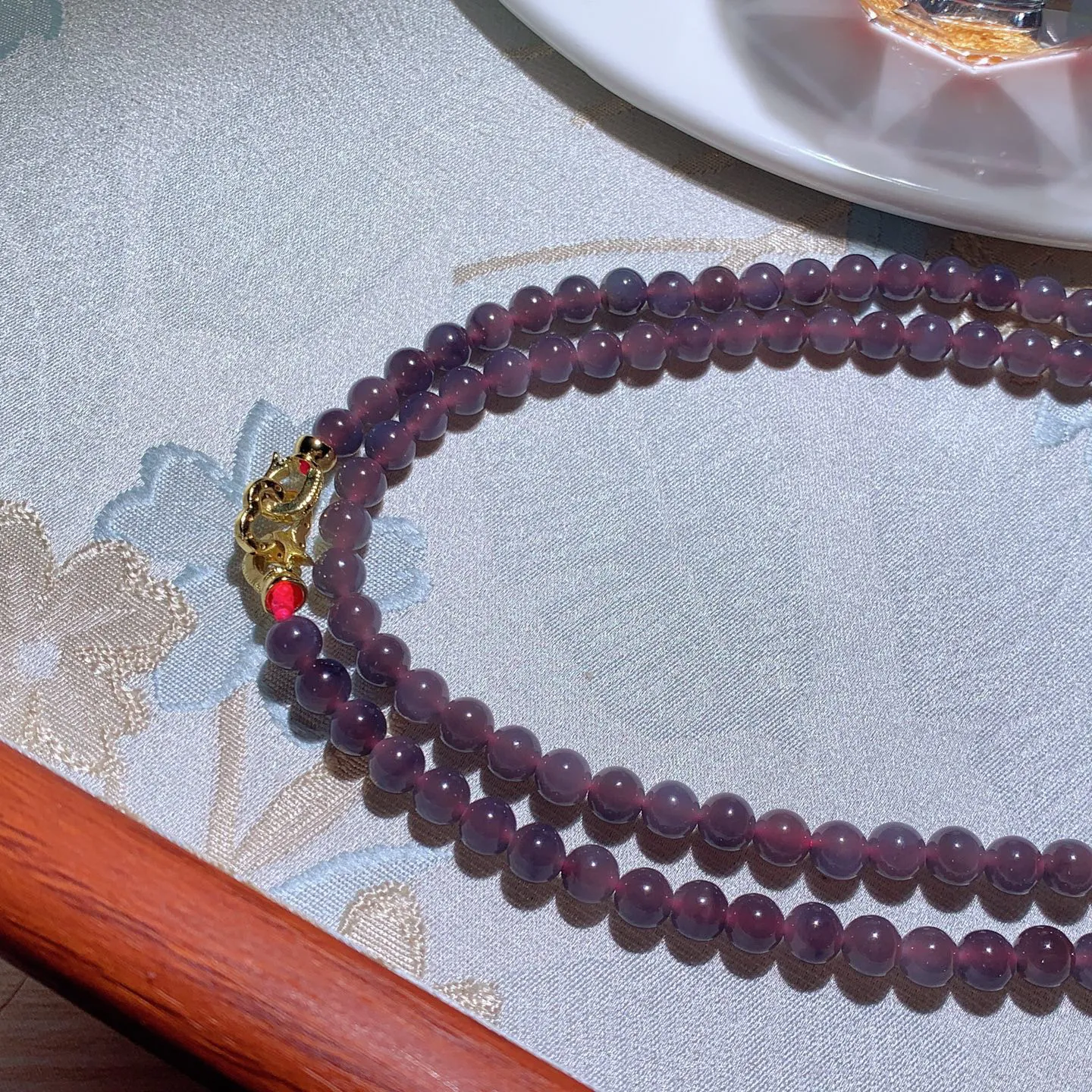 和田玉葡萄紫紫罗兰108佛珠项链。单颗尺寸6重33.5克。玉质细腻油润。手推出油。佩戴高端典雅。lt251210