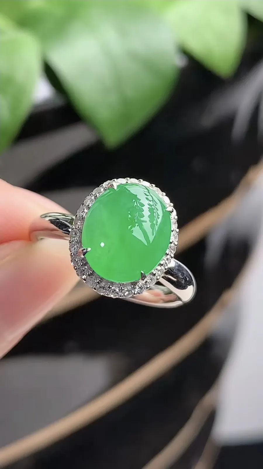 a货翡翠老坑冰种18K金伴钻镶嵌阳绿蛋面戒指 圈口17.3裸石尺寸10.4×8.5mm 重量3.62