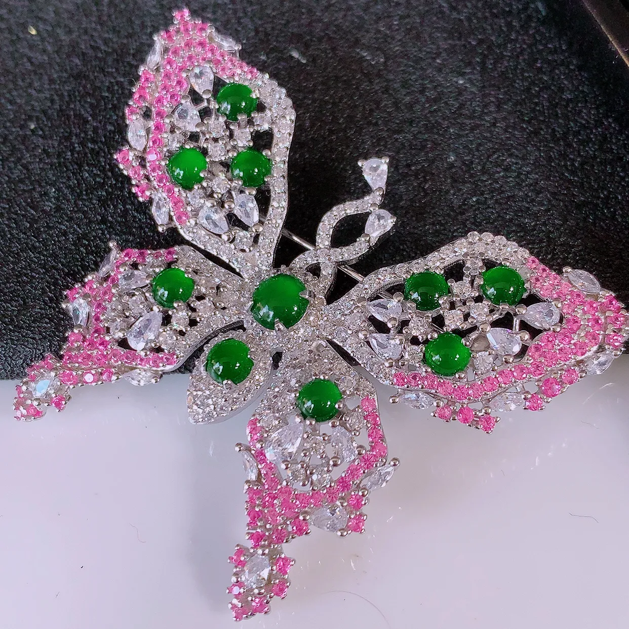 冰透满绿翡翠925银镶嵌蝴蝶胸针，自然光实拍，翠色灵动，颜色漂亮，种老水足，品相佳，佩戴佳品！#97.11整体50.5*40.5*7.5裸石3*3