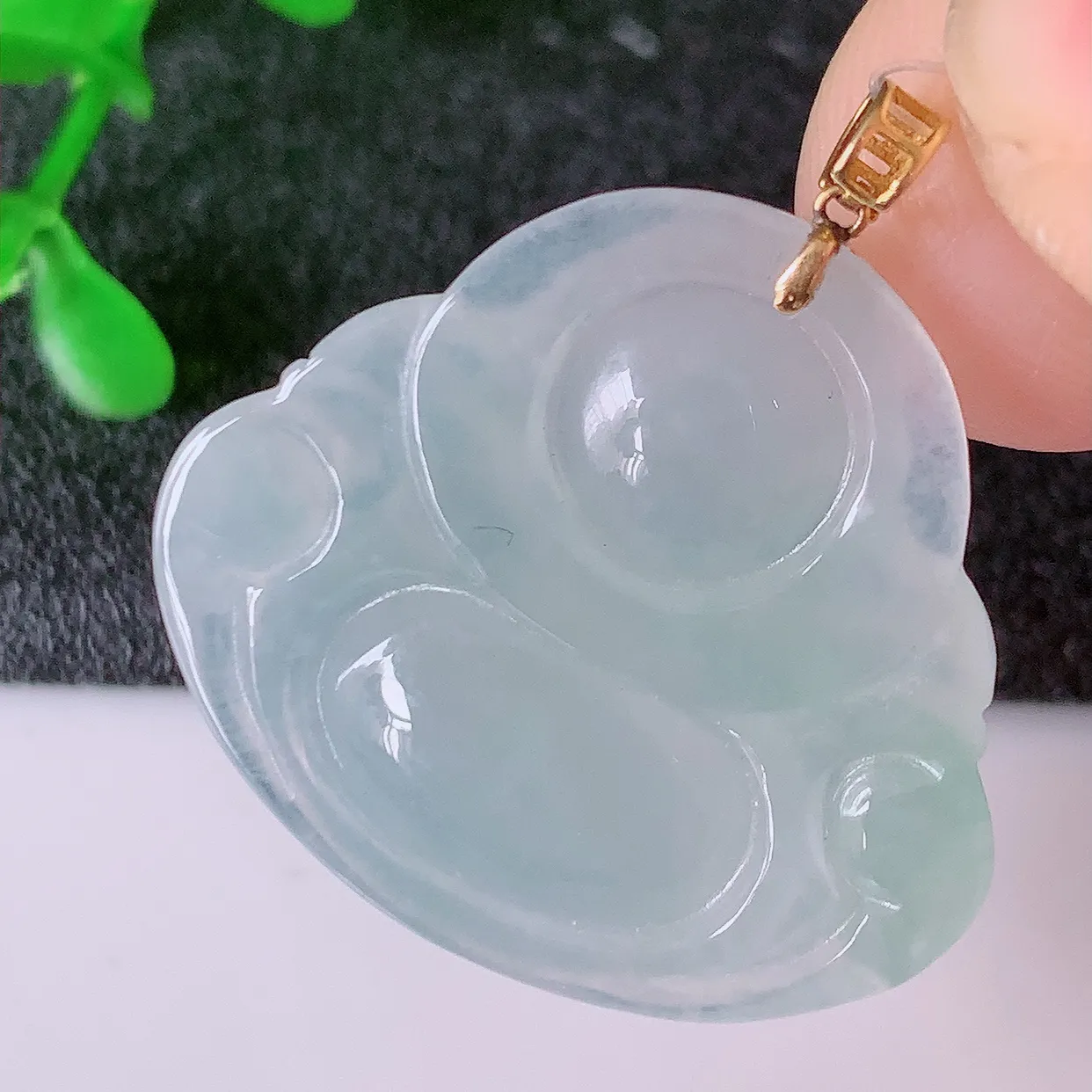 18K金镶嵌冰种翡翠佛公吊坠，种老水足，雕工精湛 ，寓意美好，佩戴时尚出众！#49.11