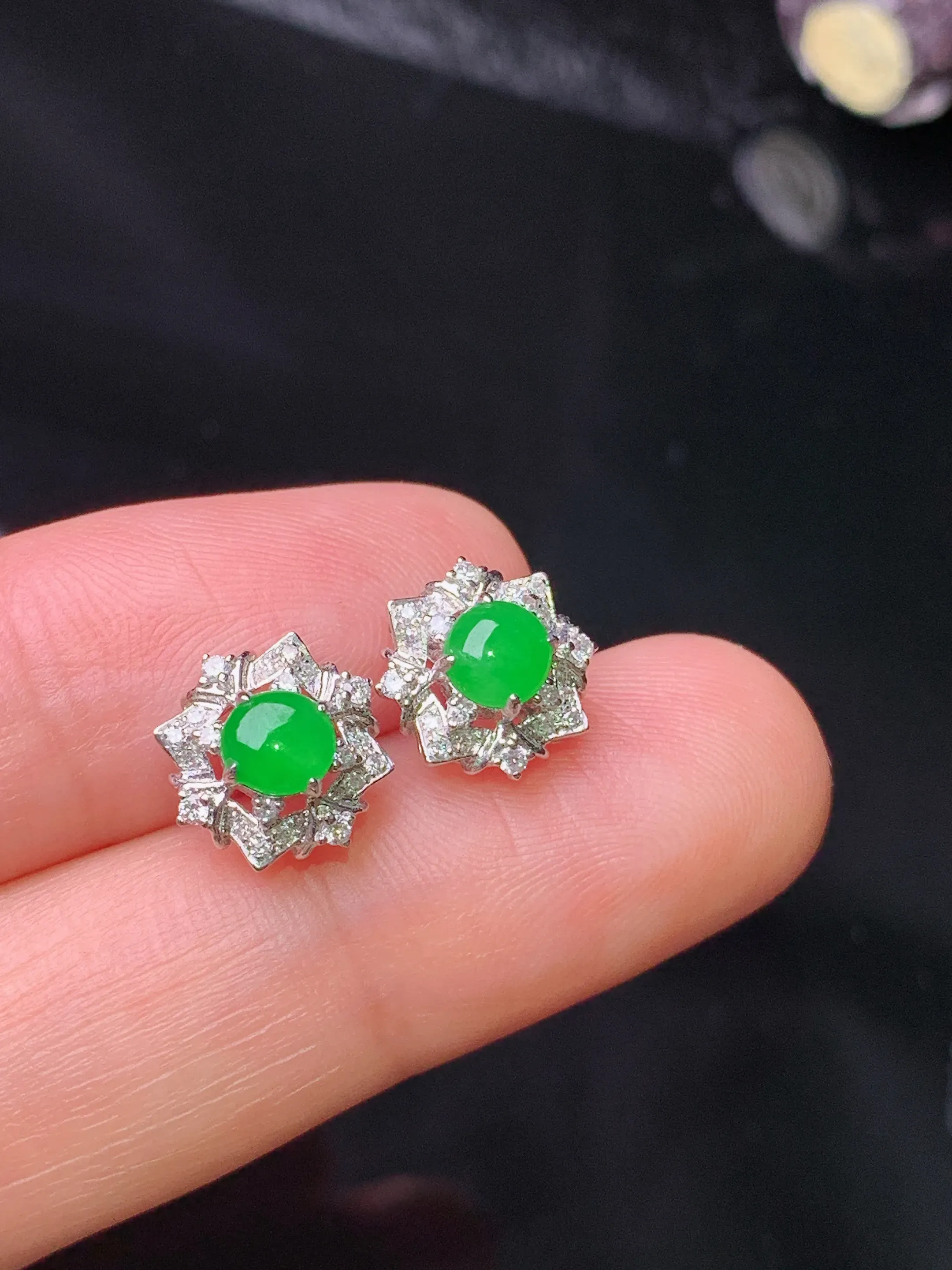 18k金钻镶嵌满绿蛋面耳钉 玉质细腻 水润亮眼 色泽艳丽 整体尺寸9.8*5.6