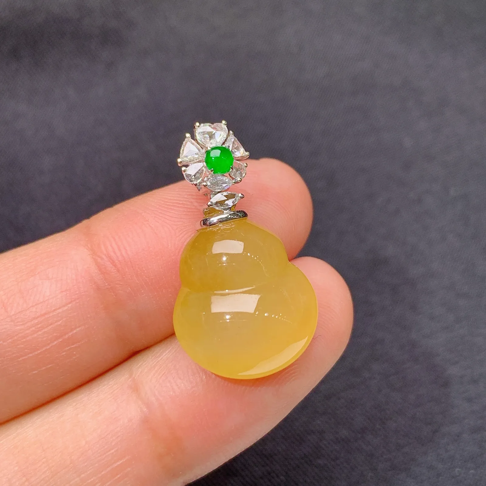 冰黄翡葫芦吊坠，18k金镶嵌，色泽鲜艳，水色超佳 尺寸24.2*14*7.6