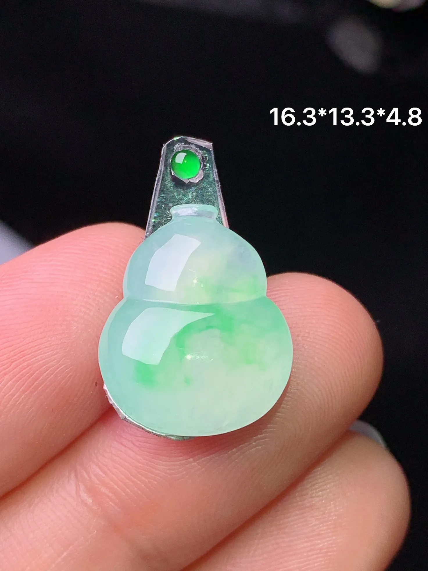 镶嵌款 飘绿葫芦吊坠 玉质细腻 水润亮眼 色泽艳丽 整体尺寸16.3*13.3*4.8