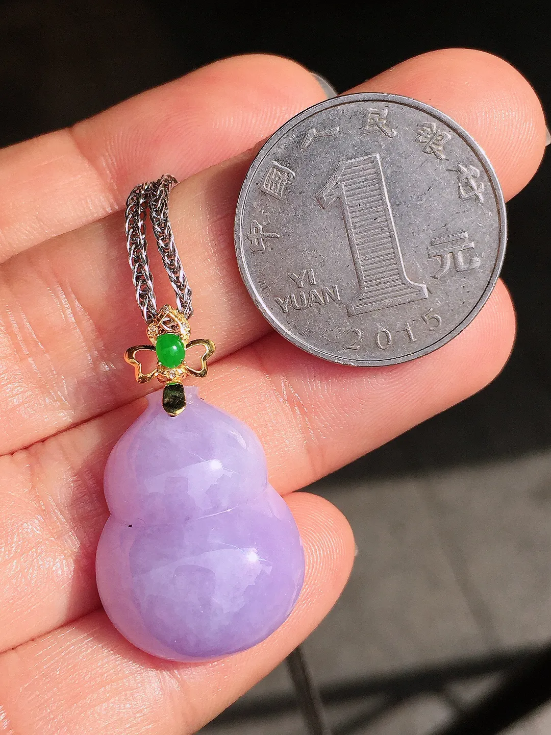 紫罗兰葫芦吊坠，色泽均匀艳丽，玉质细腻，荧光感超
强，饱满圆润，尽显优雅气质，18k
金豪华镶嵌