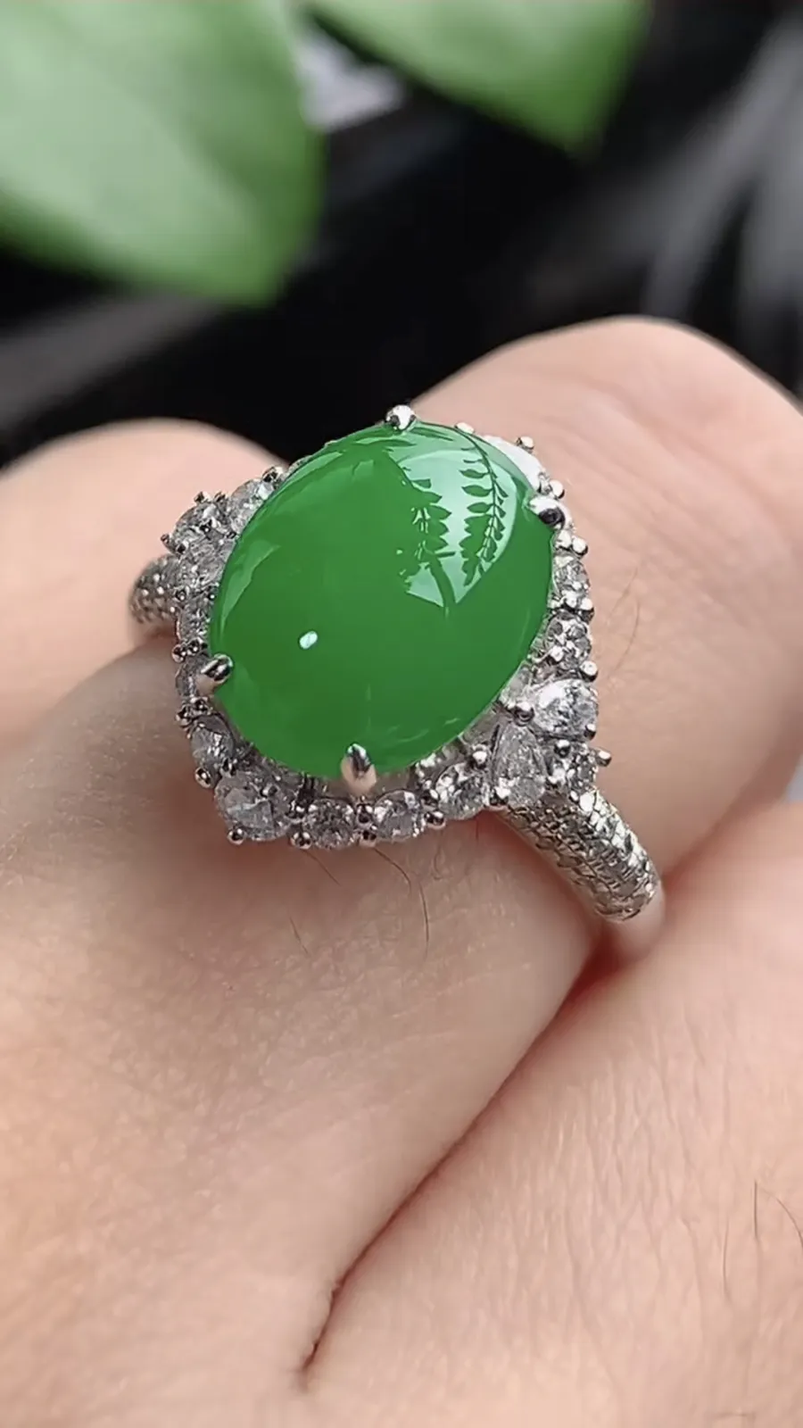 a货翡翠老坑种18K金伴钻镶嵌阳绿蛋面戒指 圈口17.3裸石尺寸10.6×8.2mm 重量3.82g 1206