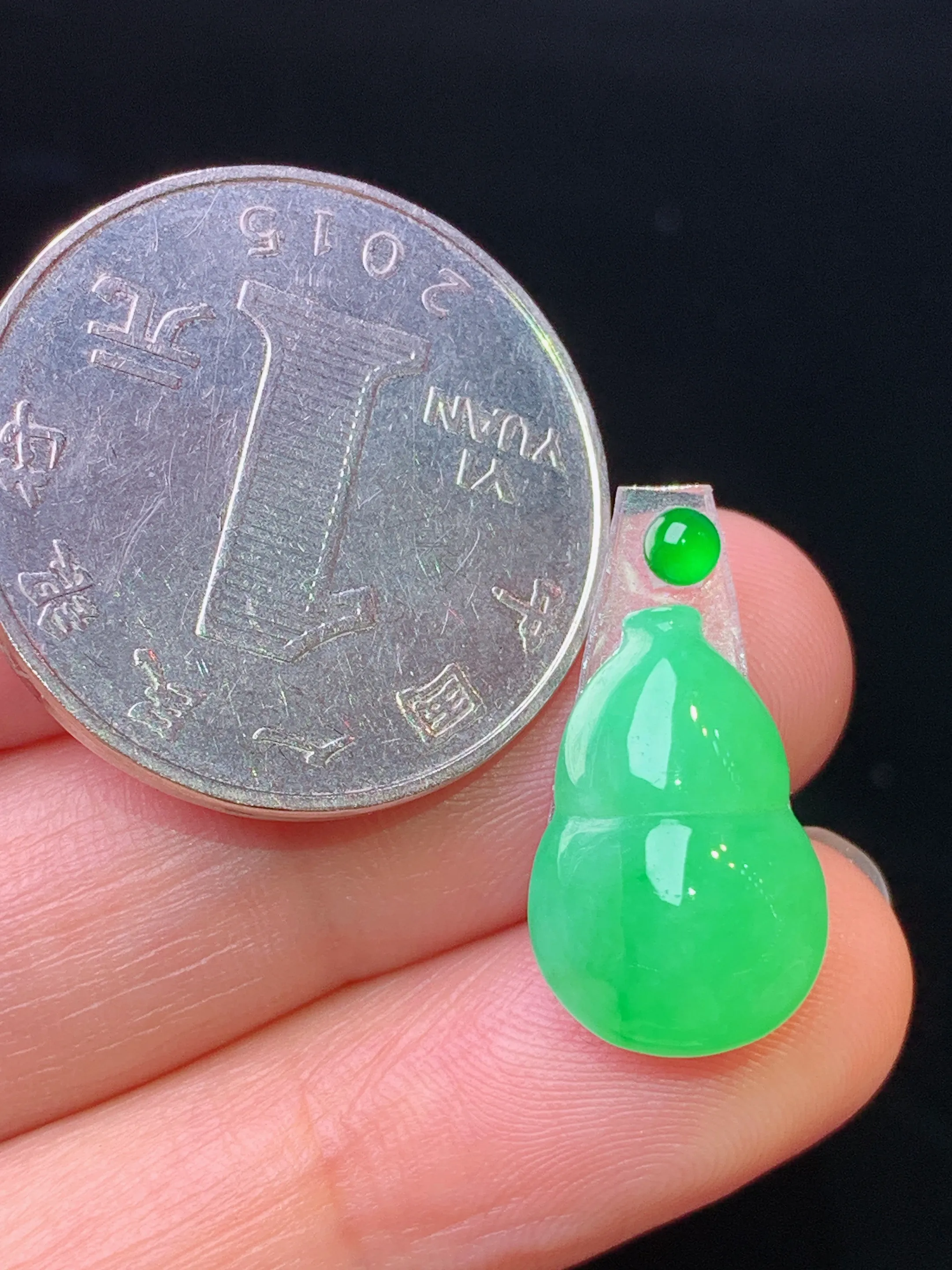 镶嵌款 翠绿葫芦吊坠 玉质细腻 水润亮眼 色泽艳丽 整体尺寸16*10.8*5