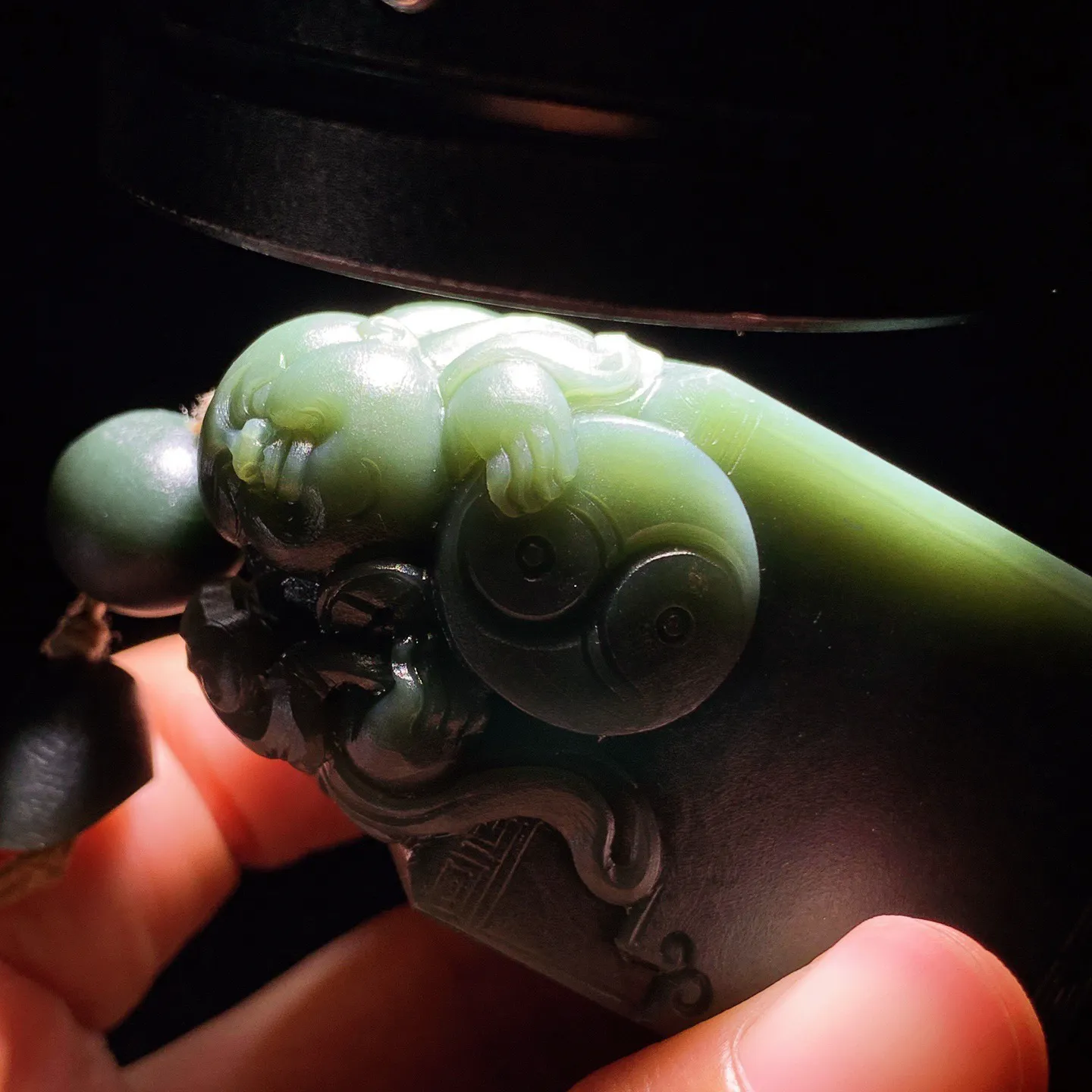 新疆和田玉塔青招财童子印章 尺寸60/36/35重178克。玉质细腻油润。手推出油。佩戴高端典雅。lt251210